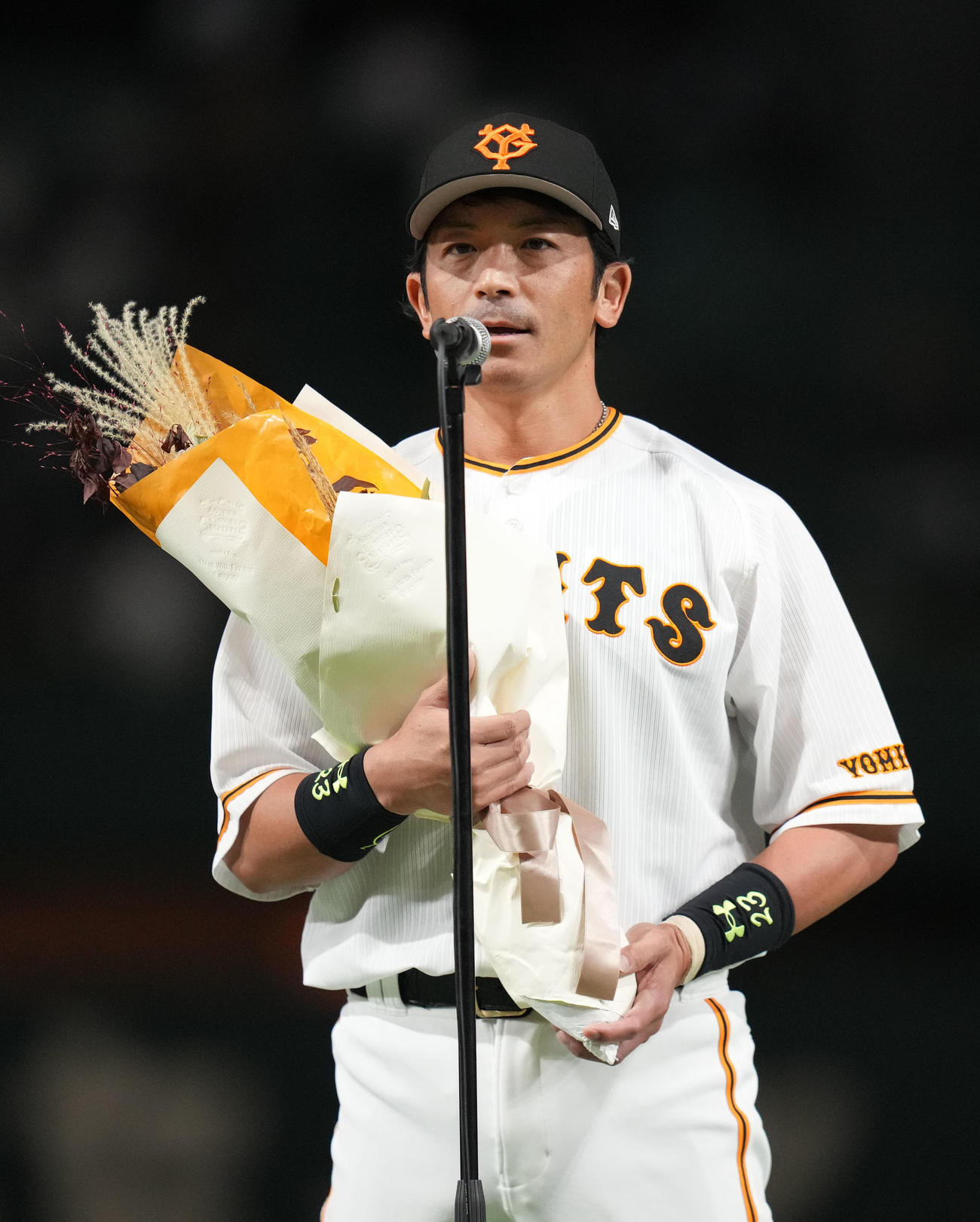 引退セレモニーであいさつをする松田（撮影・狩俣裕三）
