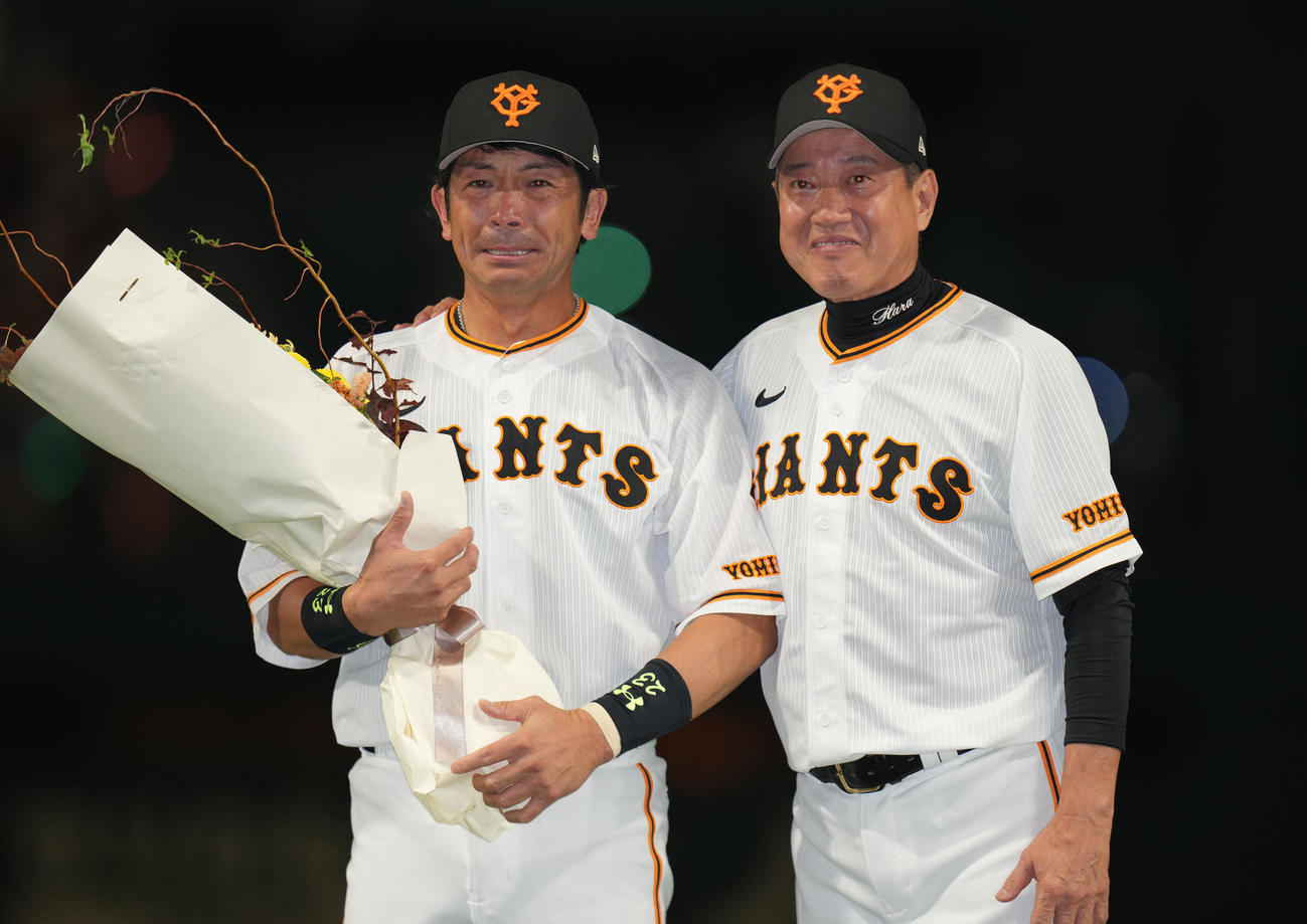 引退セレモニーで原監督（右）と記念撮影をする松田（撮影・狩俣裕三）