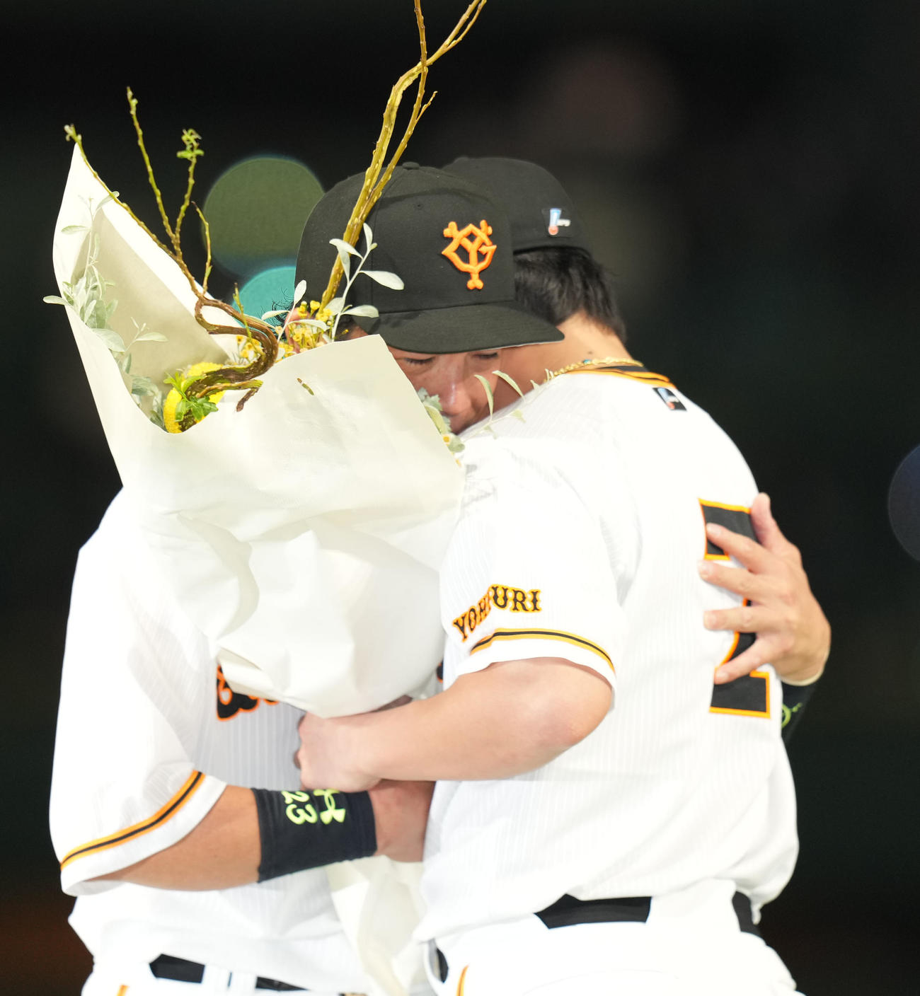 引退セレモニーで長野（右）から花束を受け取り、涙を流す松田（撮影・狩俣裕三）