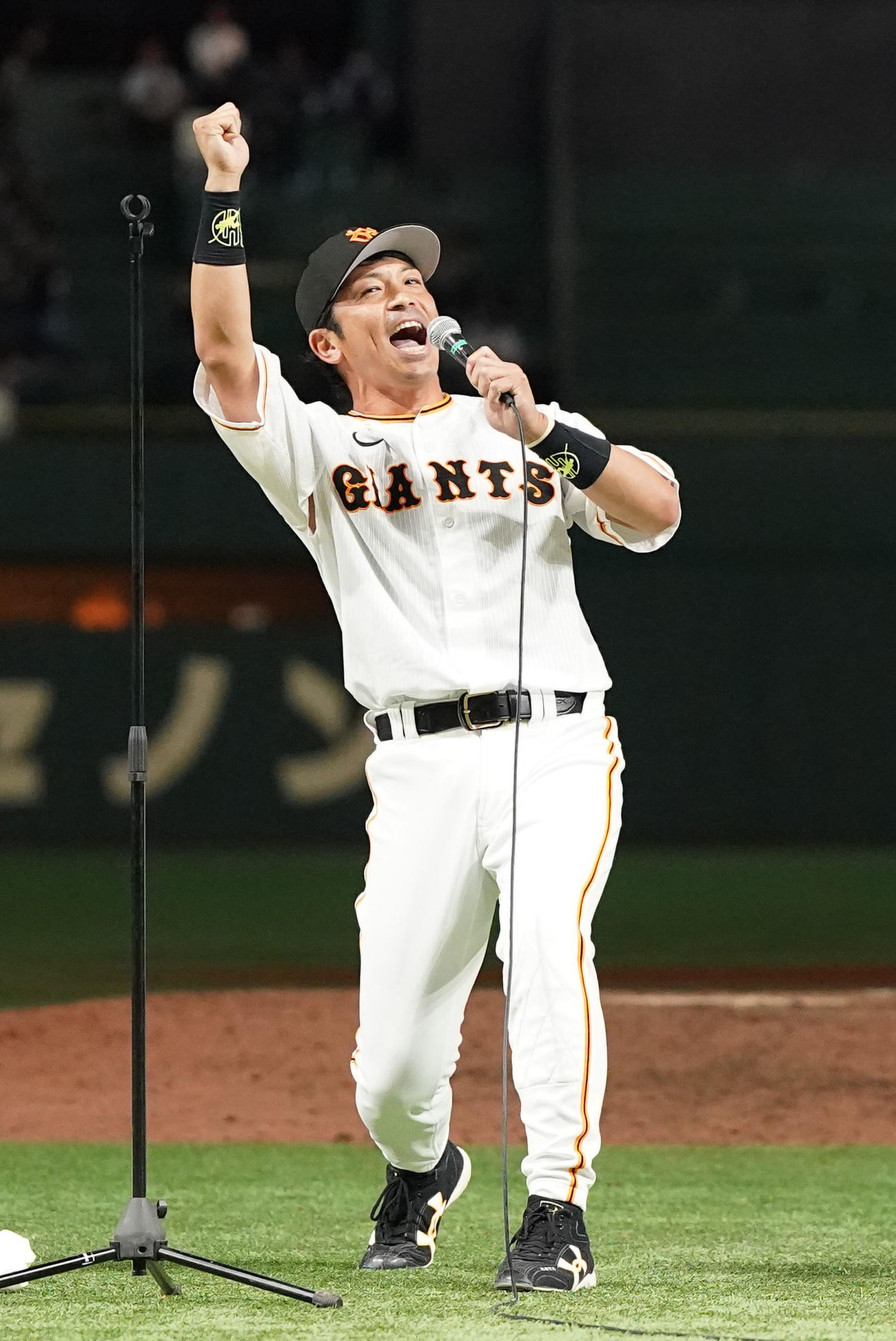 引退セレモニーで熱男ポーズを披露する松田（撮影・狩俣裕三）