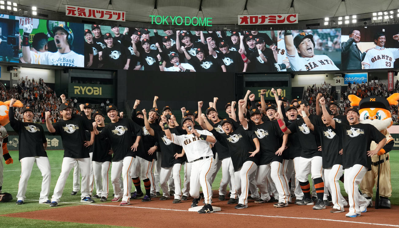 引退セレモニーでチームメートたちといっしょに熱男ポーズを決める松田（中央）（撮影・狩俣裕三）
