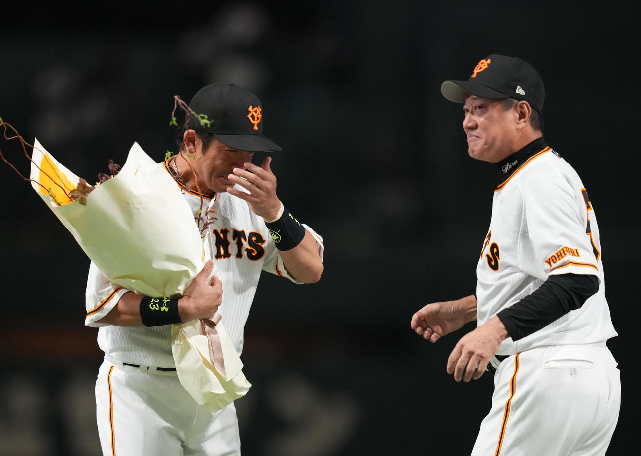 巨人対ヤクルト　引退セレモニーで原監督（右）から花束を受け取り、泣きじゃくる松田（撮影・狩俣裕三）