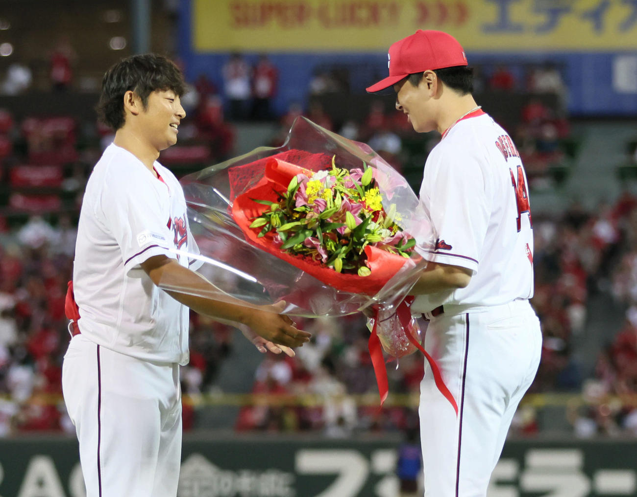 広島対阪神　引退セレモニーで大瀬良（右）から花束を受け取る広島一岡（撮影・加藤孝規）