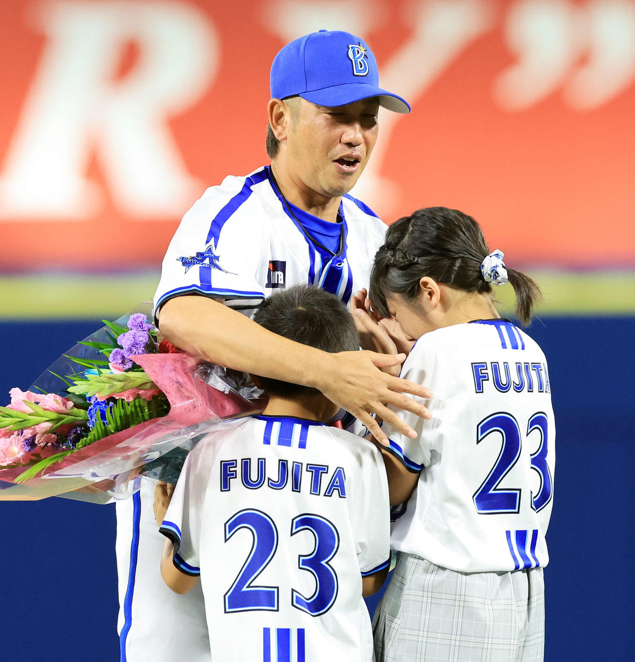 DeNA対ヤクルト　引退セレモニーで子どもたちから花束を贈呈され泣きながら抱擁するDeNA藤田（撮影・浅見桂子）