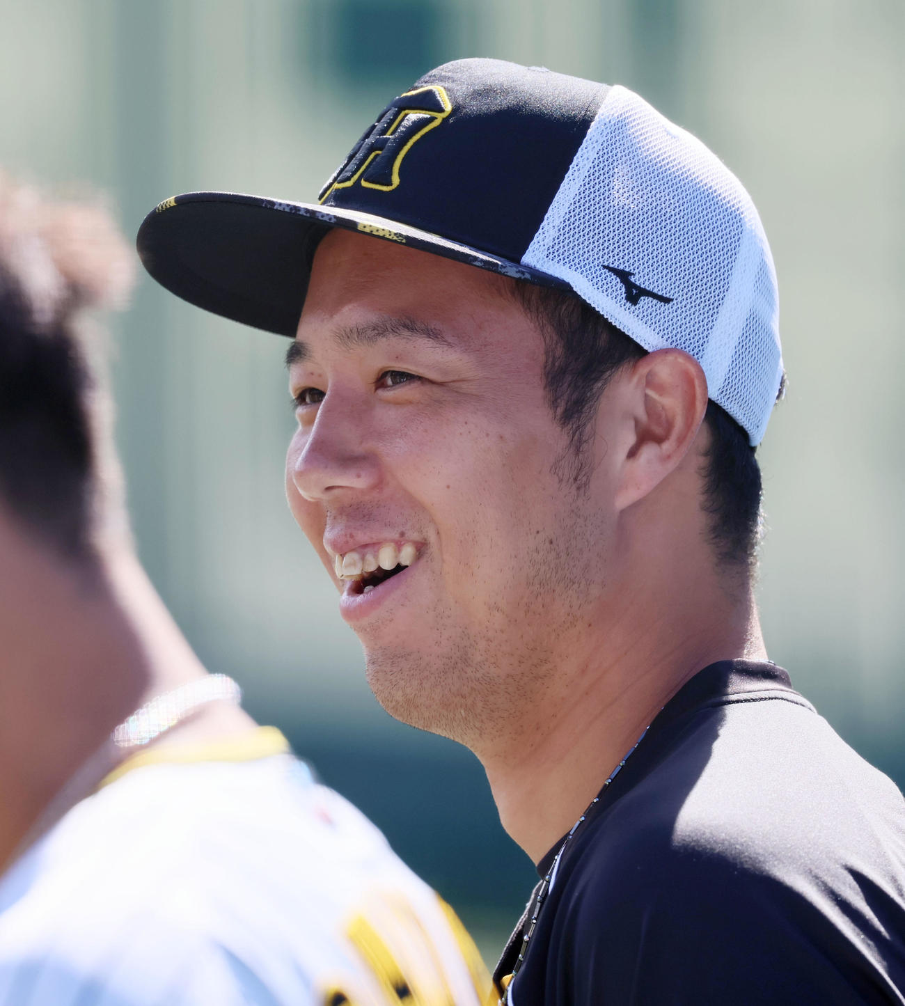 練習中、笑顔を見せる青柳（撮影・加藤哉）