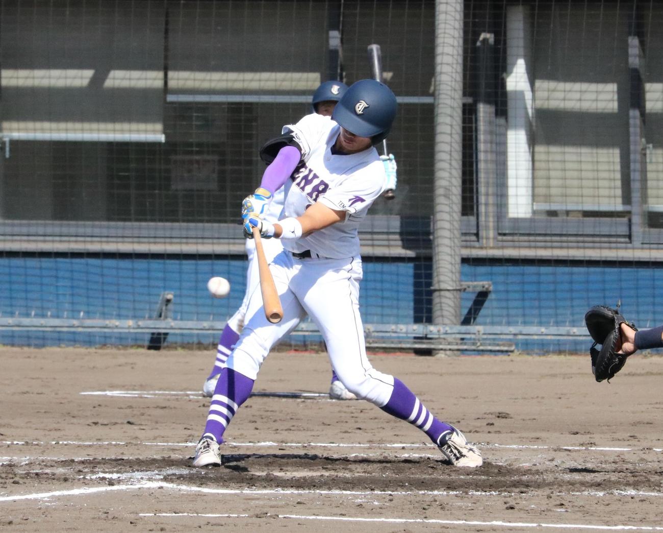 天理大対関西国際大　2回裏1死満塁、天理大の将誠外野手（3年＝尽誠学園）が中前に適時打を放つ（撮影・林亮佑）