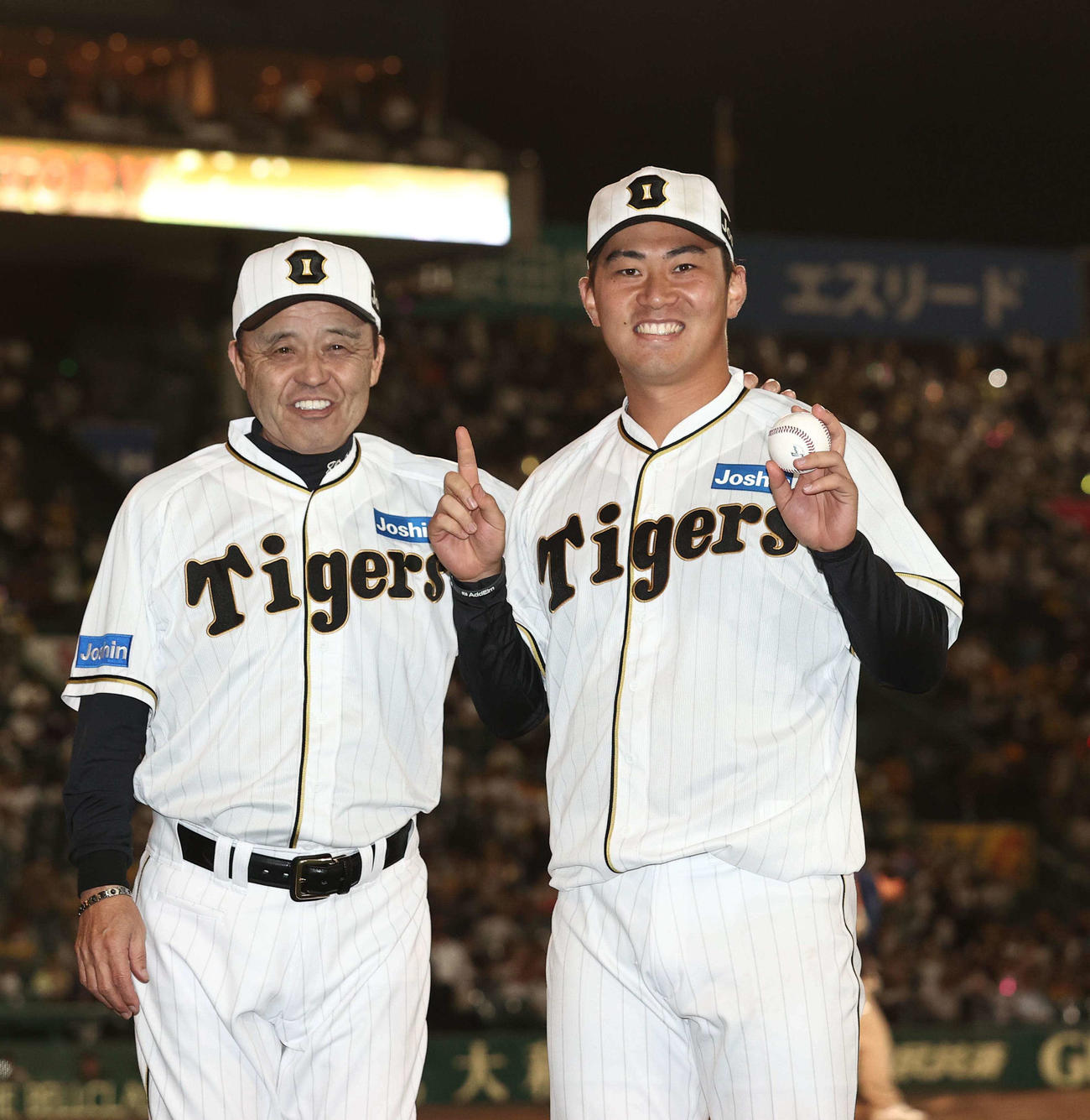 プロ初勝利をあげた阪神桐敷（右）は岡田監督と笑顔を見せる（2023年5月26日撮影）