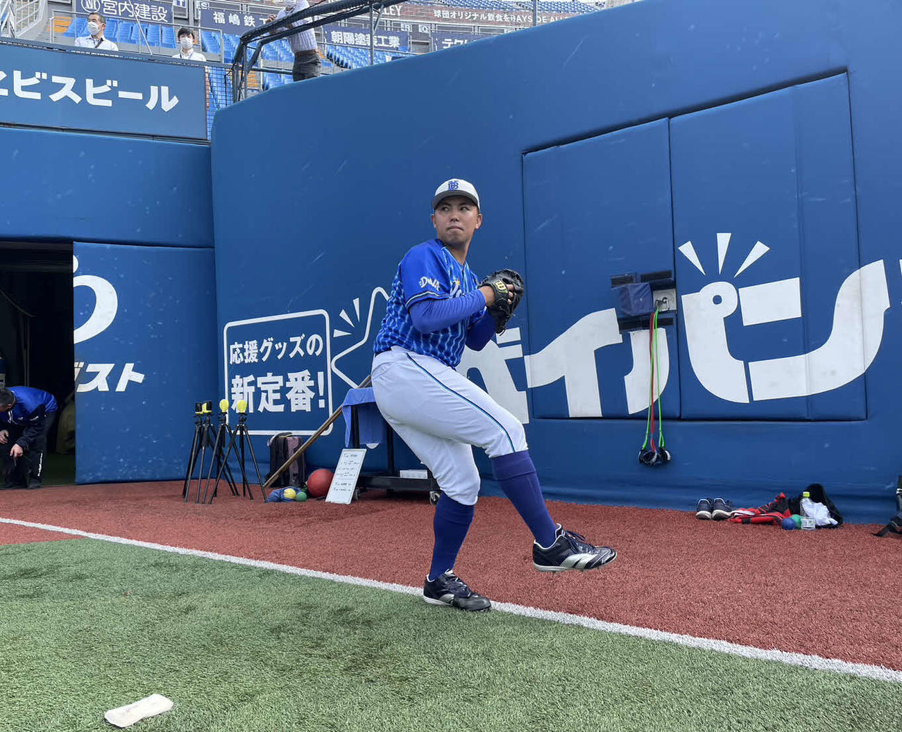 キャッチボールするDeNA東（球団提供）
