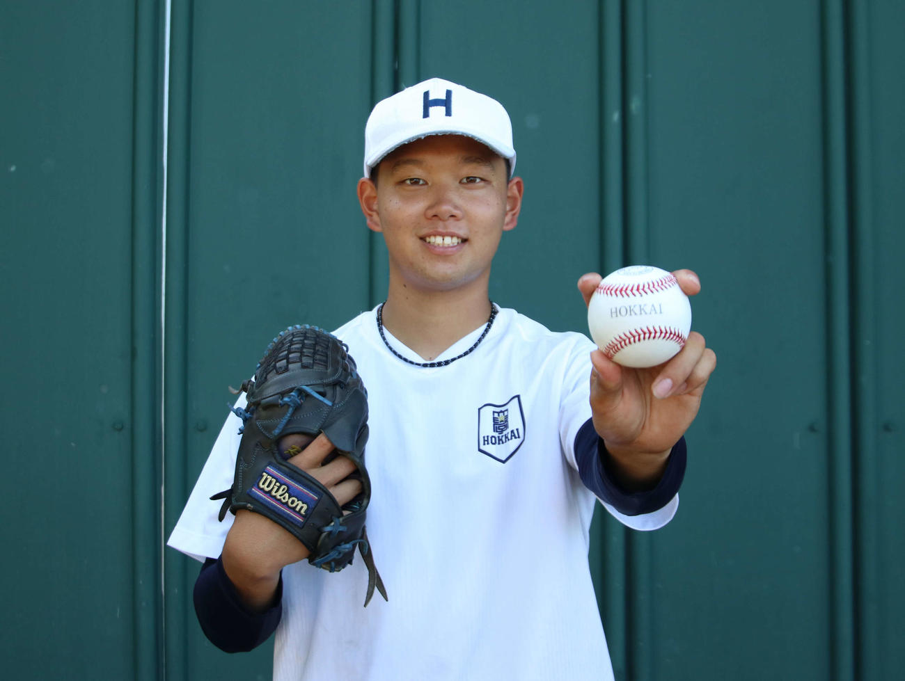 ボールを手に笑顔を見せる北海学園大・帯川瑠生（2023年8月22日撮影）