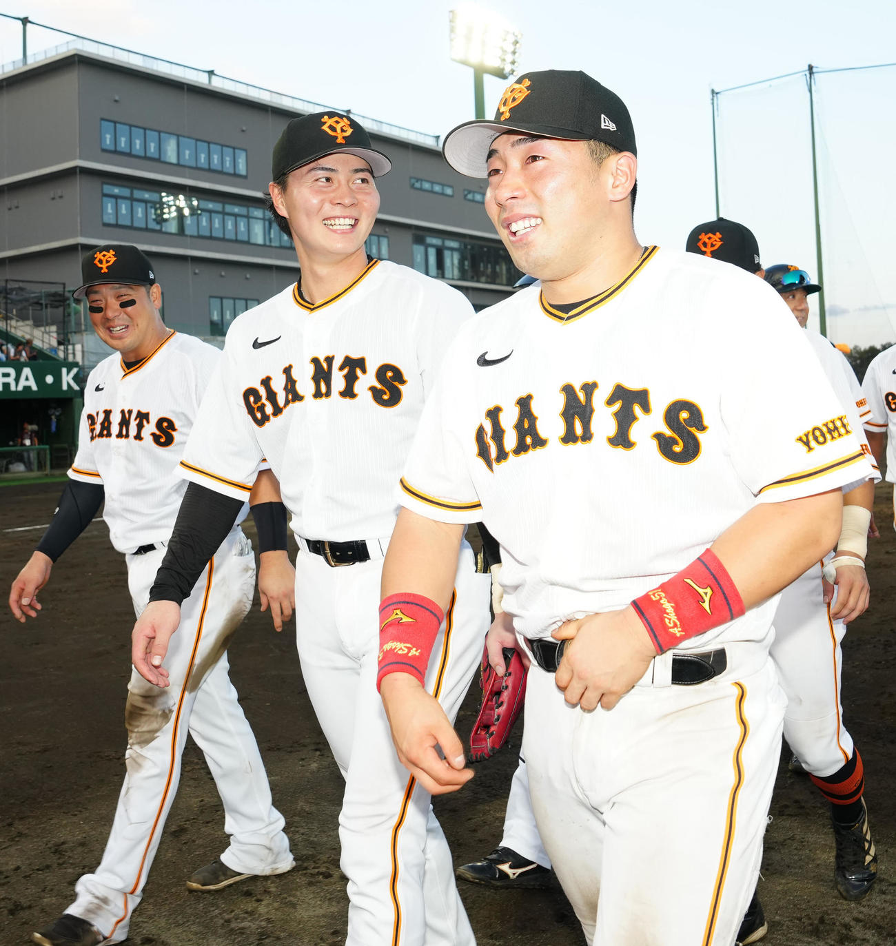 巨人松田のセレモニーで感極まった浅野（右）（2023年9月30日撮影）