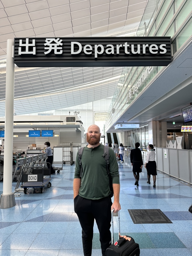 羽田空港から帰国するヤクルト・サイスニード投手（球団提供）