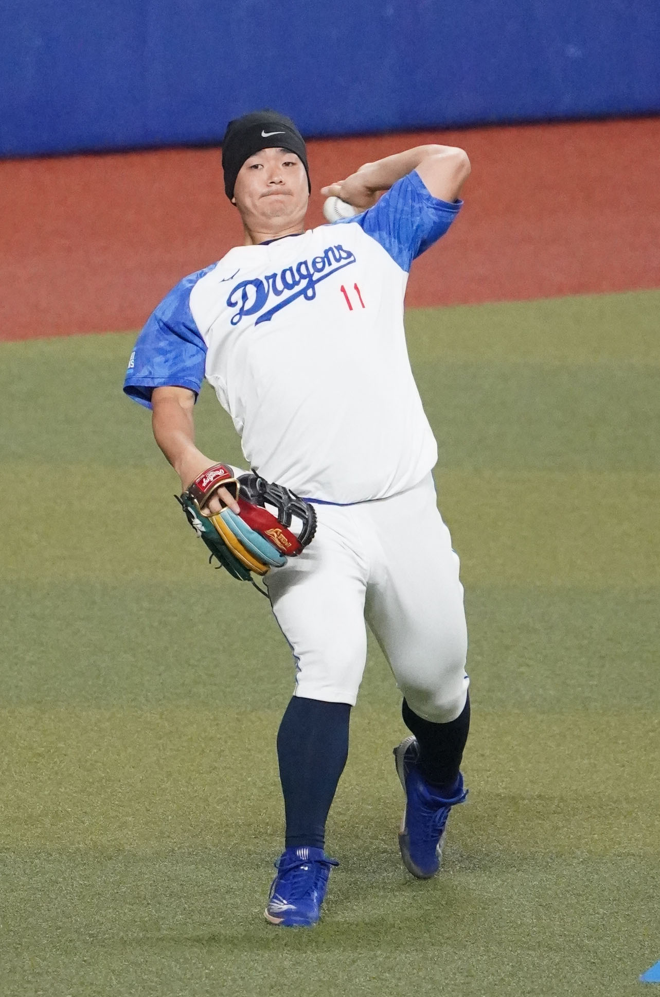 キャッチボールをする小笠原（撮影・森本幸一）
