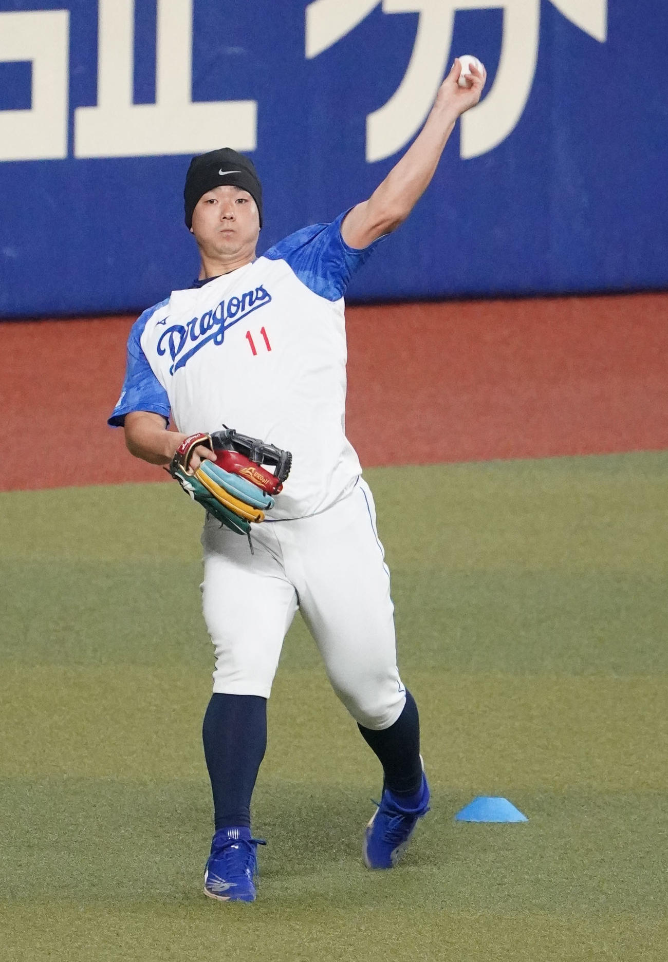 キャッチボールをする小笠原（撮影・森本幸一）