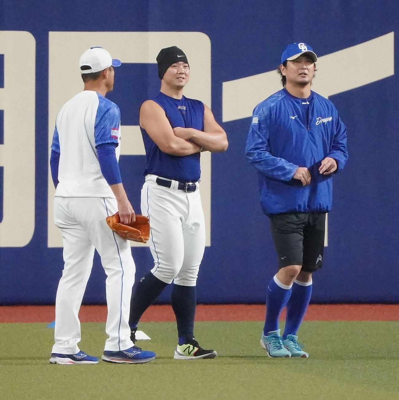 練習の合間に言葉を交わす（左から）大塚投手コーチ、小笠原、涌井（撮影・森本幸一）