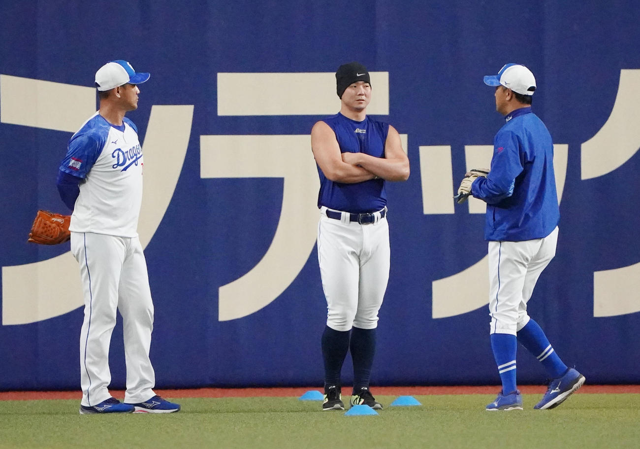 練習の合間に言葉を交わす（左から）大塚投手コーチ、小笠原、落合ヘッド兼投手コーチ（撮影・森本幸一）