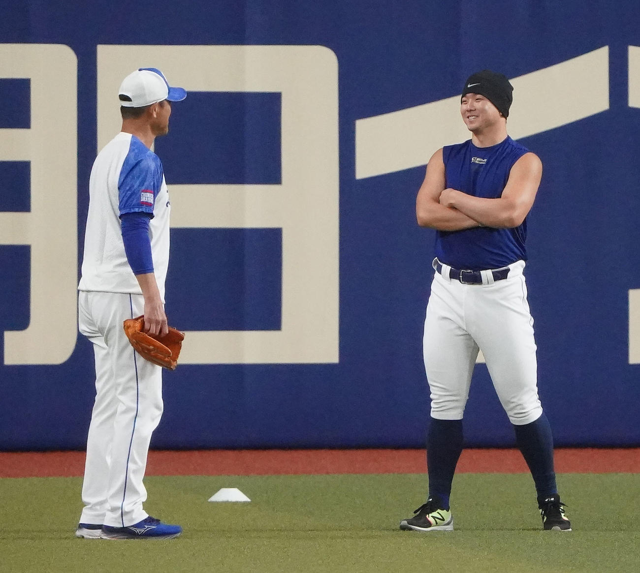 練習の合間に言葉を交わす（左から）大塚投手コーチ、小笠原（撮影・森本幸一）