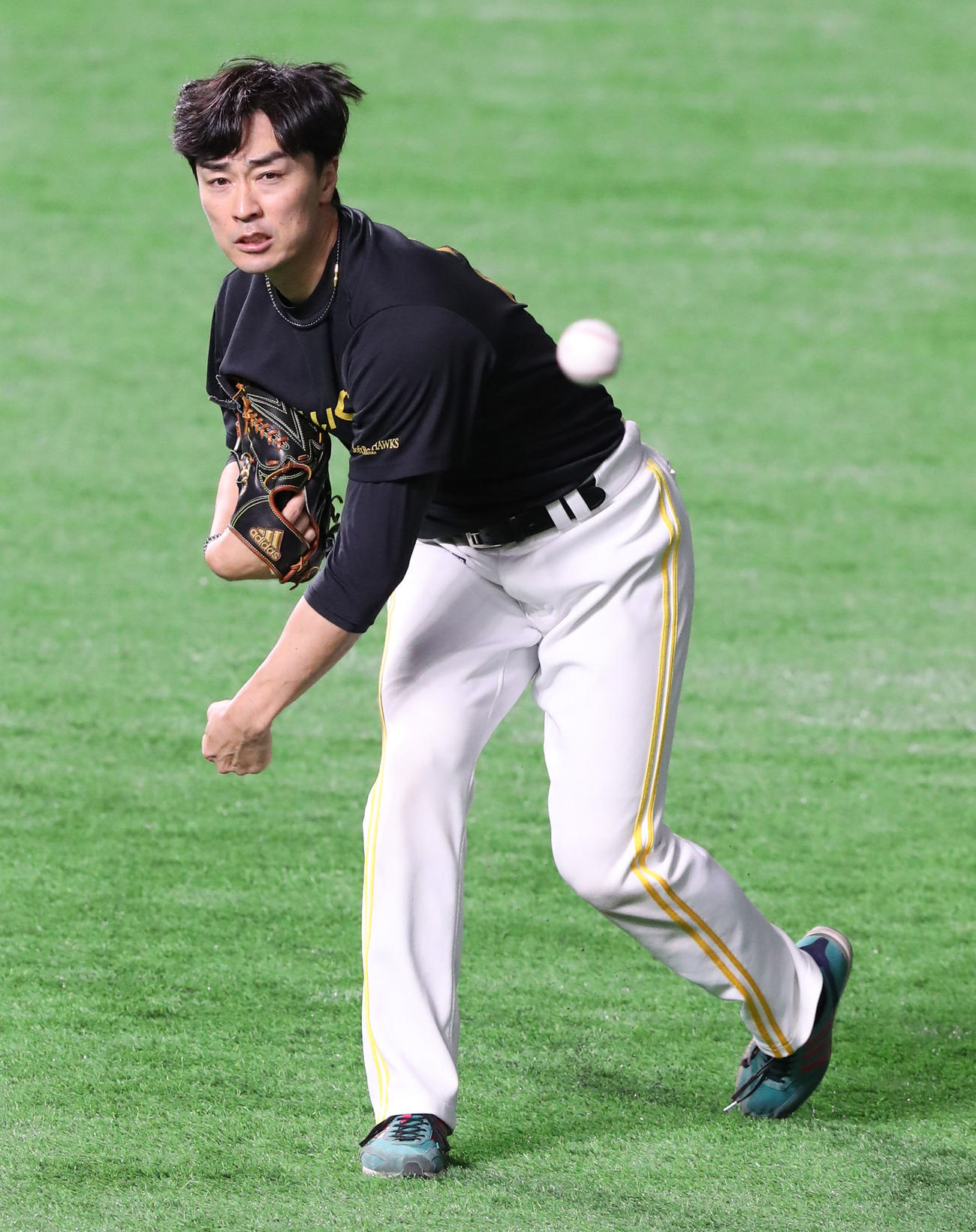 ソフトバンク対楽天　キャッチボールで調整する和田（撮影・梅根麻紀）