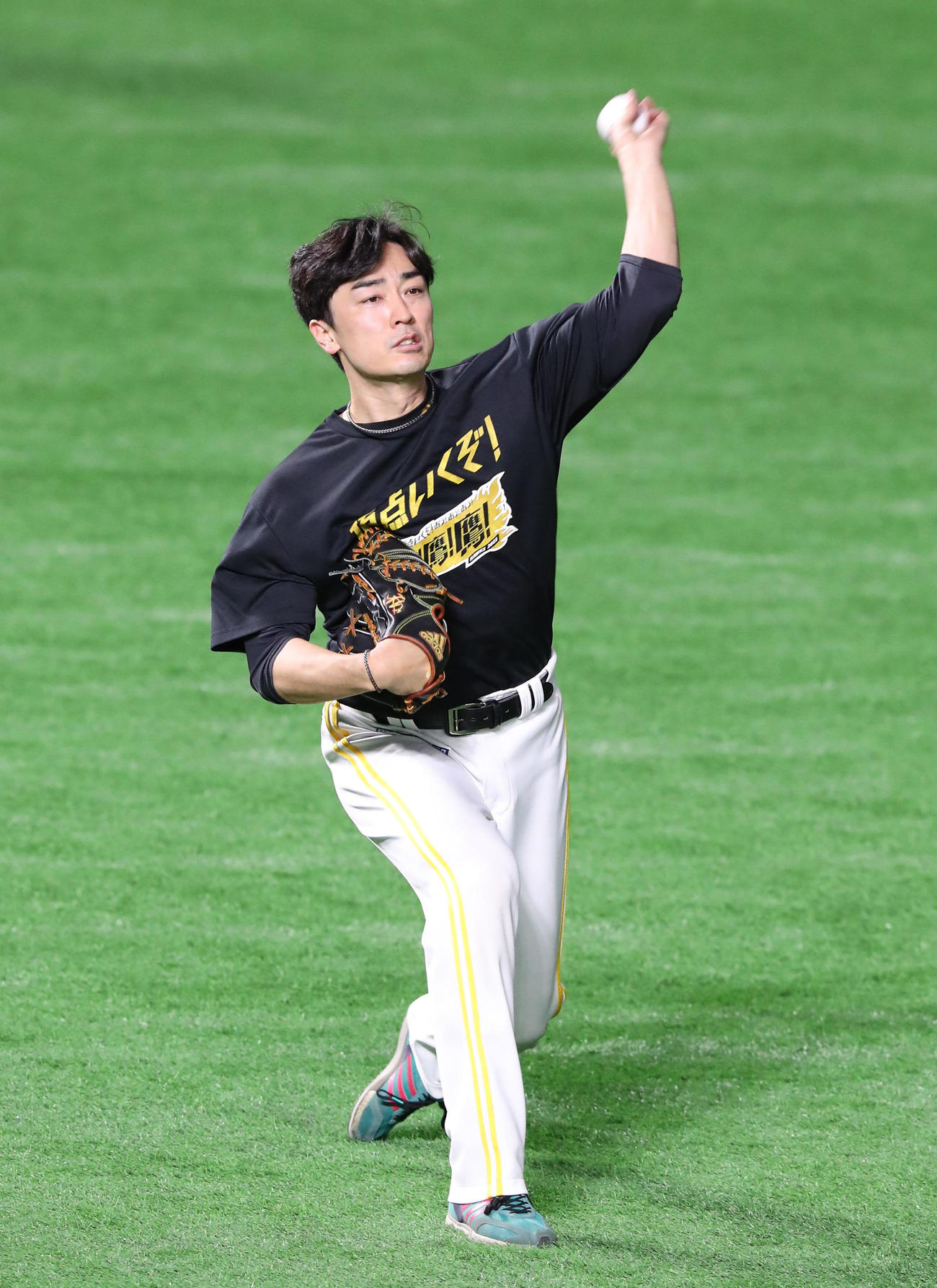 ソフトバンク対楽天　キャッチボールで調整する和田（撮影・梅根麻紀）