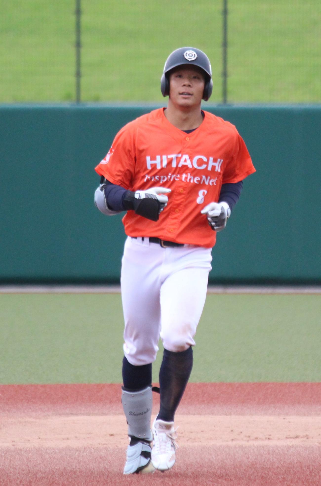 JFE東日本対日立製作所　6回表JFE東日本2死三塁、左邪飛に倒れベンチに戻る佐々木（撮影・保坂恭子）