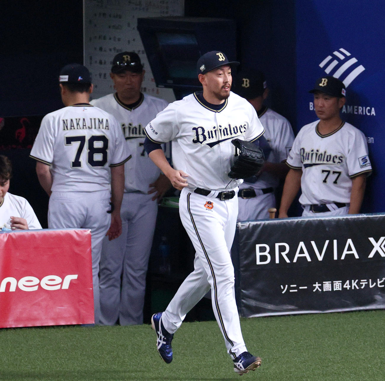オリックス対日本ハム　9回表のマウンドへ向かうオリックス平野佳（手前）（撮影・上山淳一）