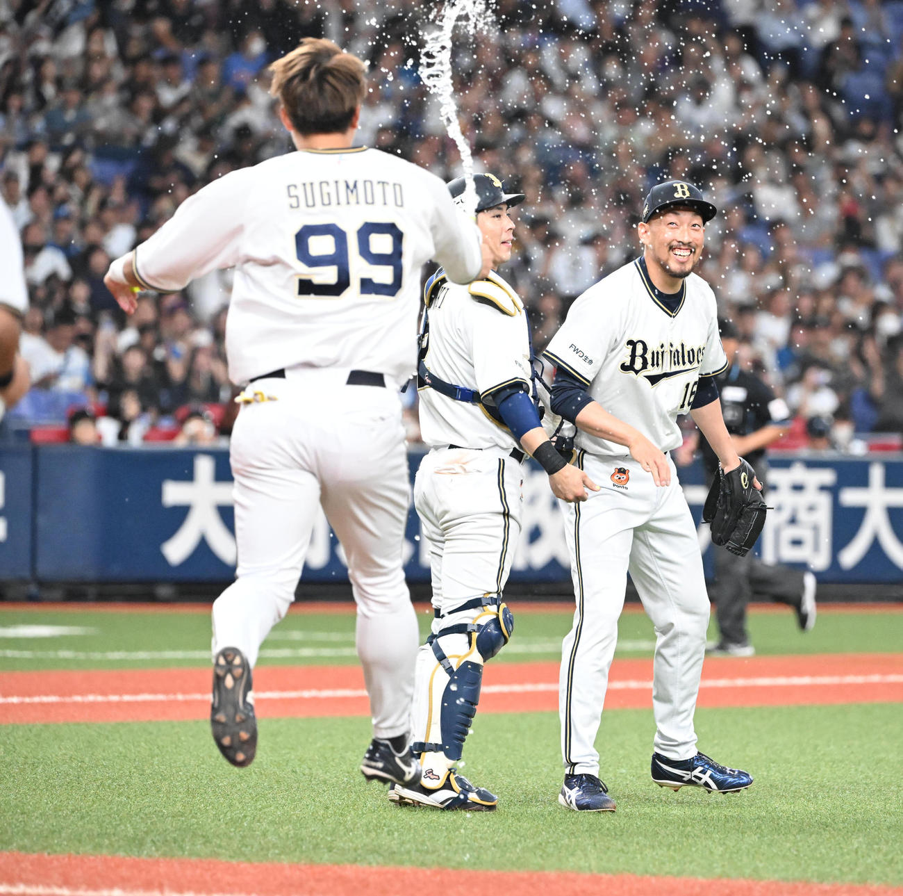 オリックス対日本ハム　日米通算250Sを達成し、杉本らからウオーターシャワーを浴びるオリックス平野佳（撮影・和賀正仁）