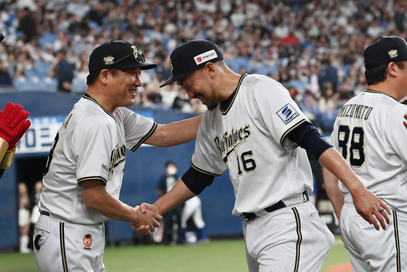 オリックス対日本ハム　日米通算250Sを達成し、中嶋監督（左）と握手するオリックス平野佳（撮影・和賀正仁）