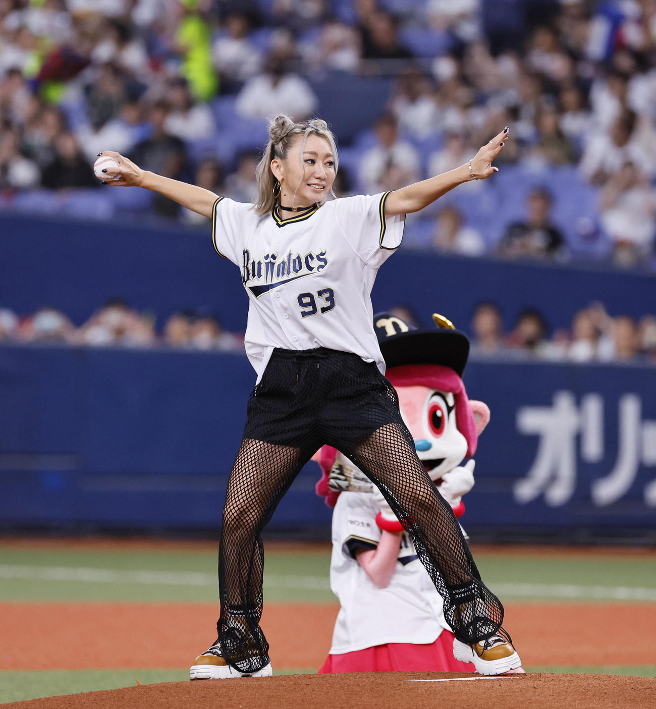 オリックス対日本ハム　特別始球式を務める倖田來未（撮影・藤尾明華）