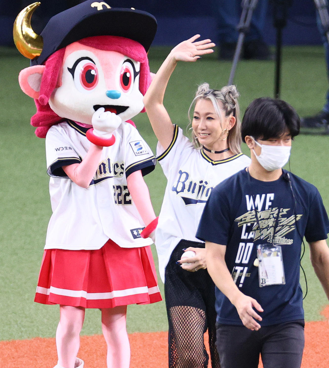 オリックス対日本ハム　試合前、特別始球式に臨む倖田來未（撮影・上山淳一）