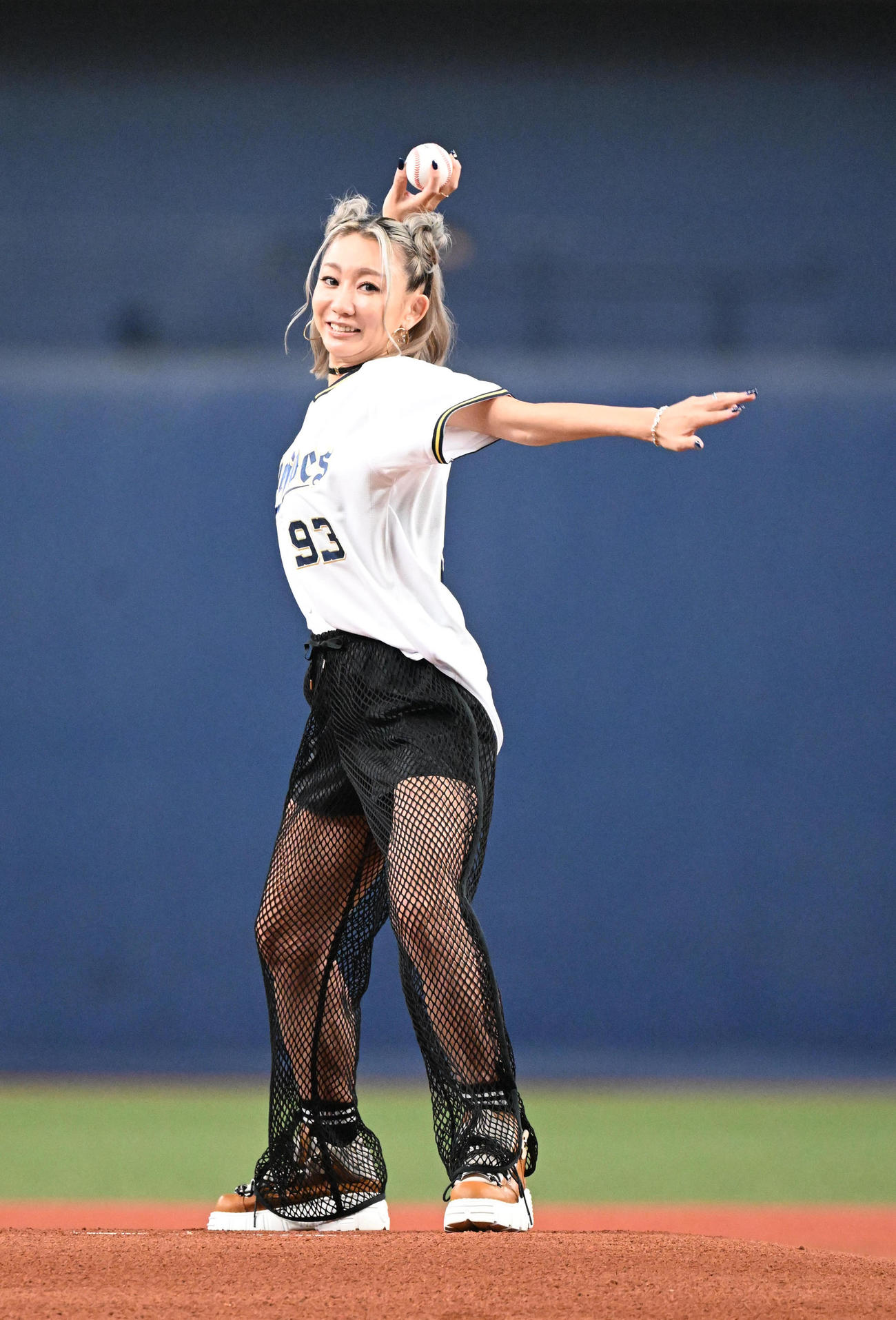オリックス対日本ハム　特別始球式を務める倖田來未（撮影・和賀正仁）