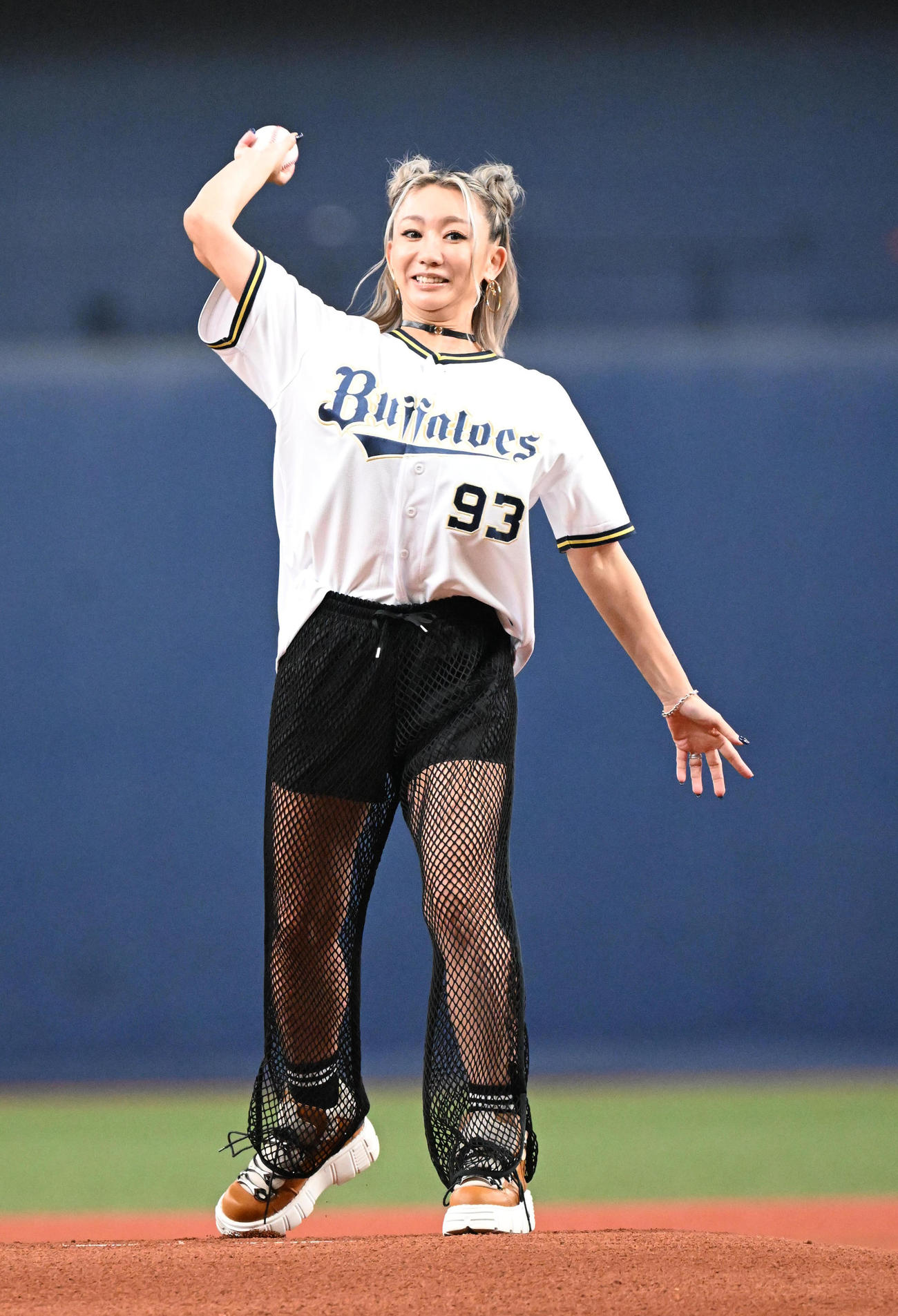 オリックス対日本ハム　特別始球式を務める倖田來未（撮影・和賀正仁）