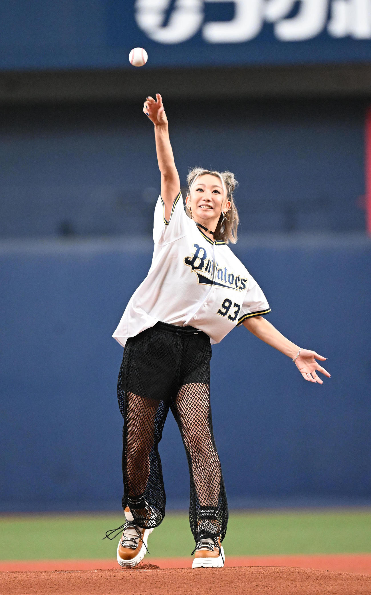 オリックス対日本ハム　特別始球式を務める倖田來未（撮影・和賀正仁）