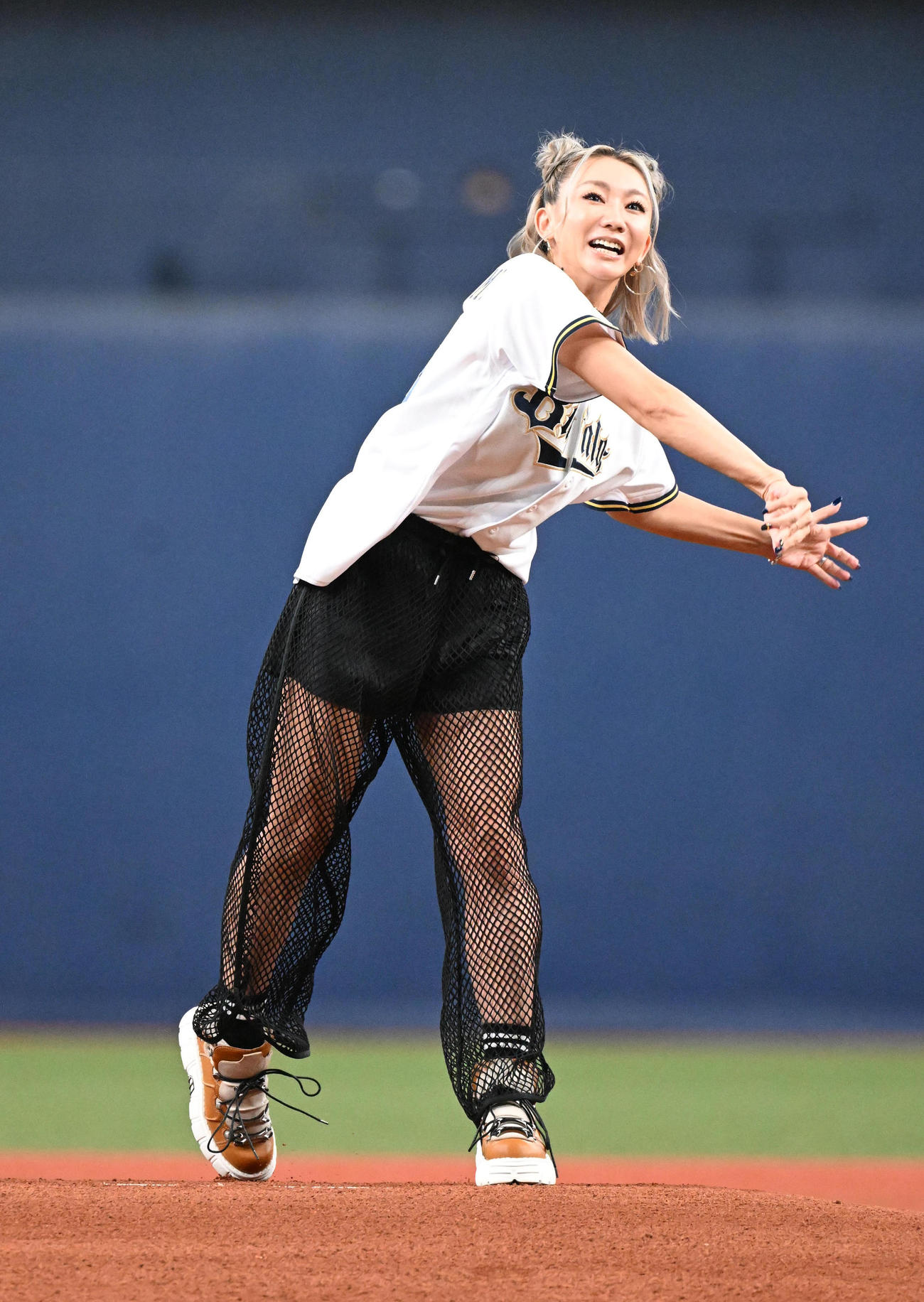 オリックス対日本ハム　特別始球式を務める倖田來未（撮影・和賀正仁）