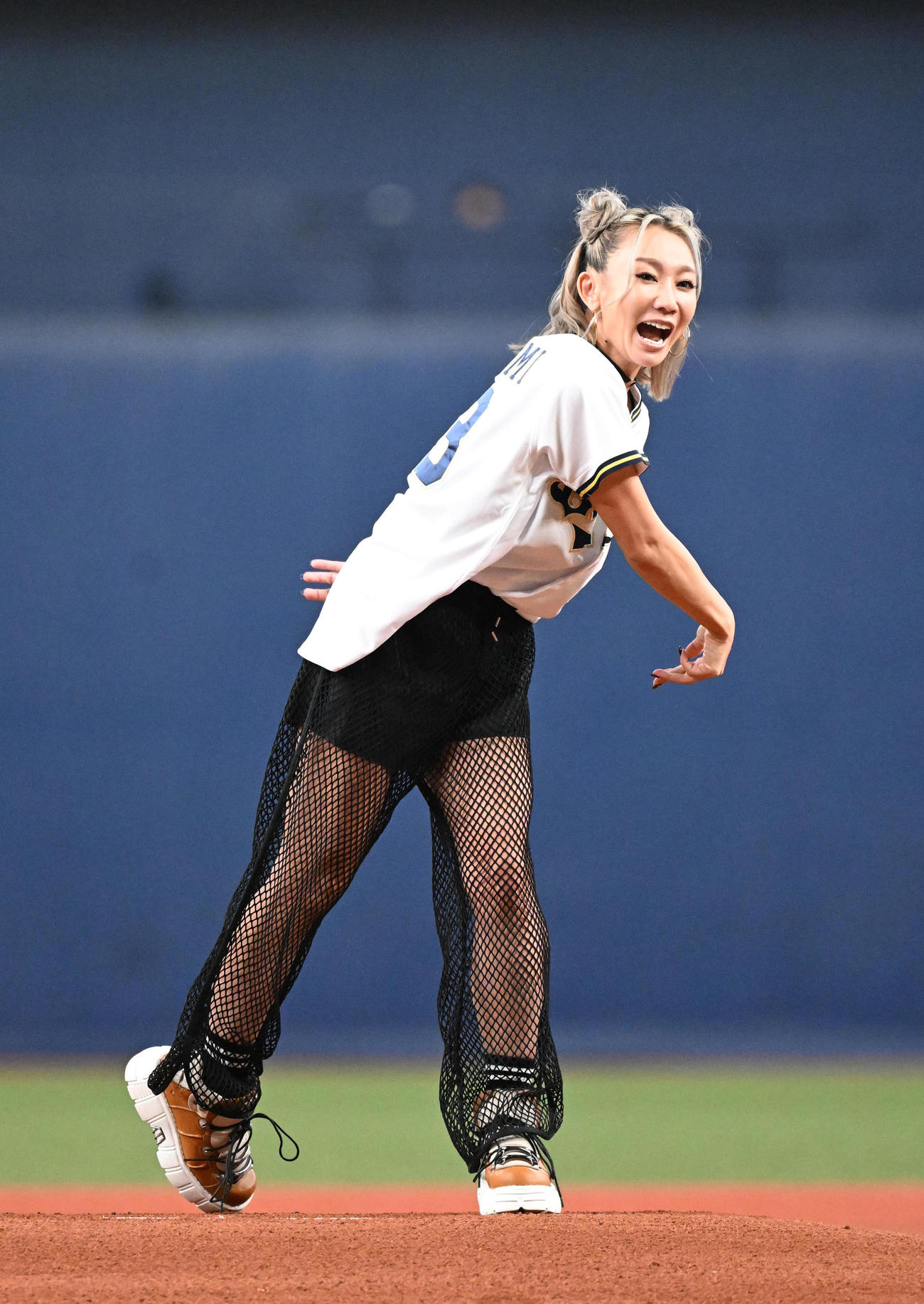 オリックス対日本ハム　特別始球式を務める倖田來未（撮影・和賀正仁）