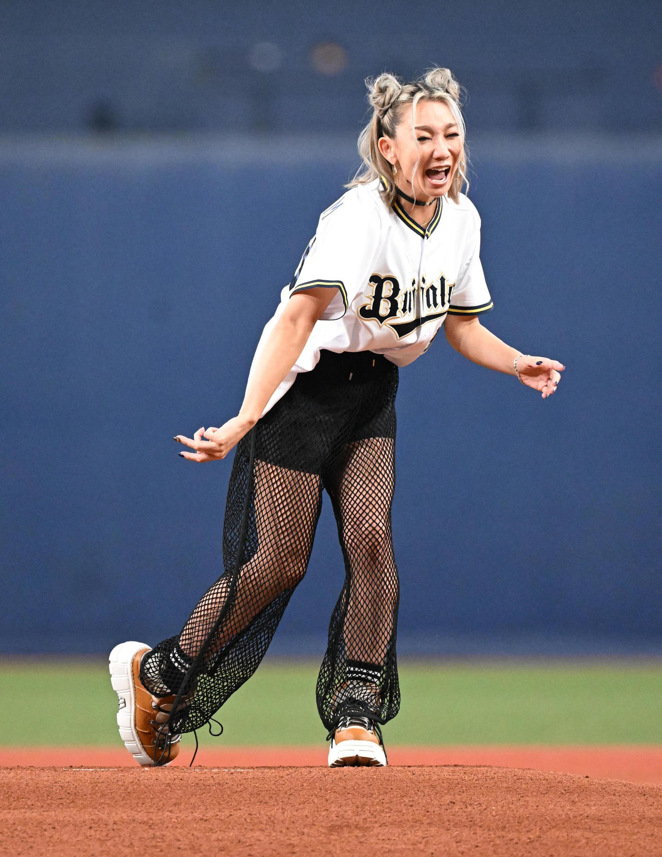 オリックス対日本ハム　特別始球式を務める倖田來未（撮影・和賀正仁）