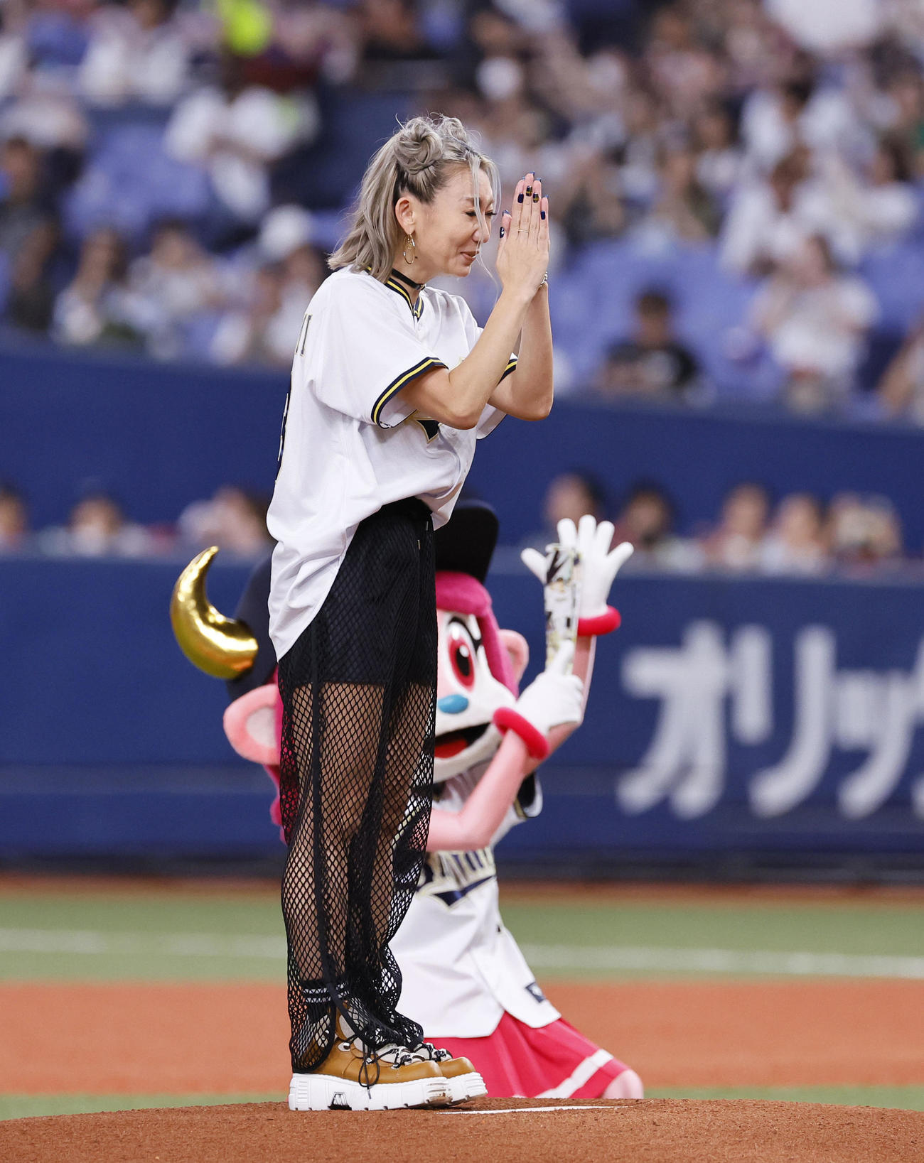 オリックス対日本ハム　始球式を務めた歌手の倖田来未（撮影・藤尾明華）