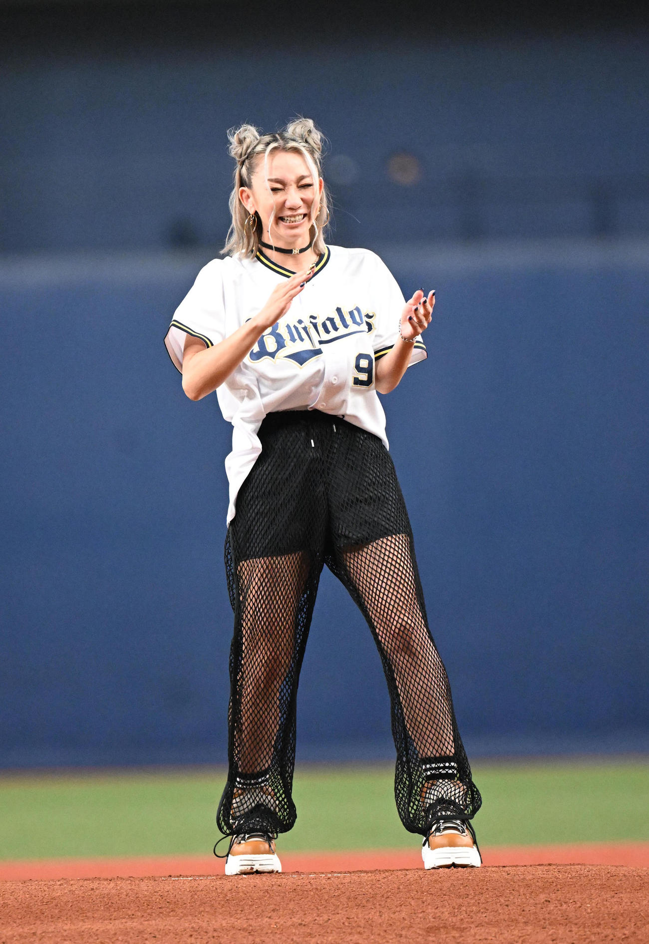 オリックス対日本ハム　特別始球式を務める倖田來未（撮影・和賀正仁）