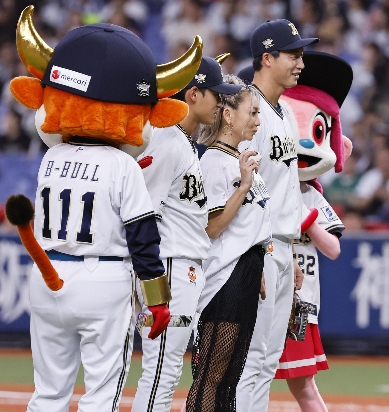オリックス対日本ハム　始球式を務めた歌手の倖田来未（撮影・藤尾明華）