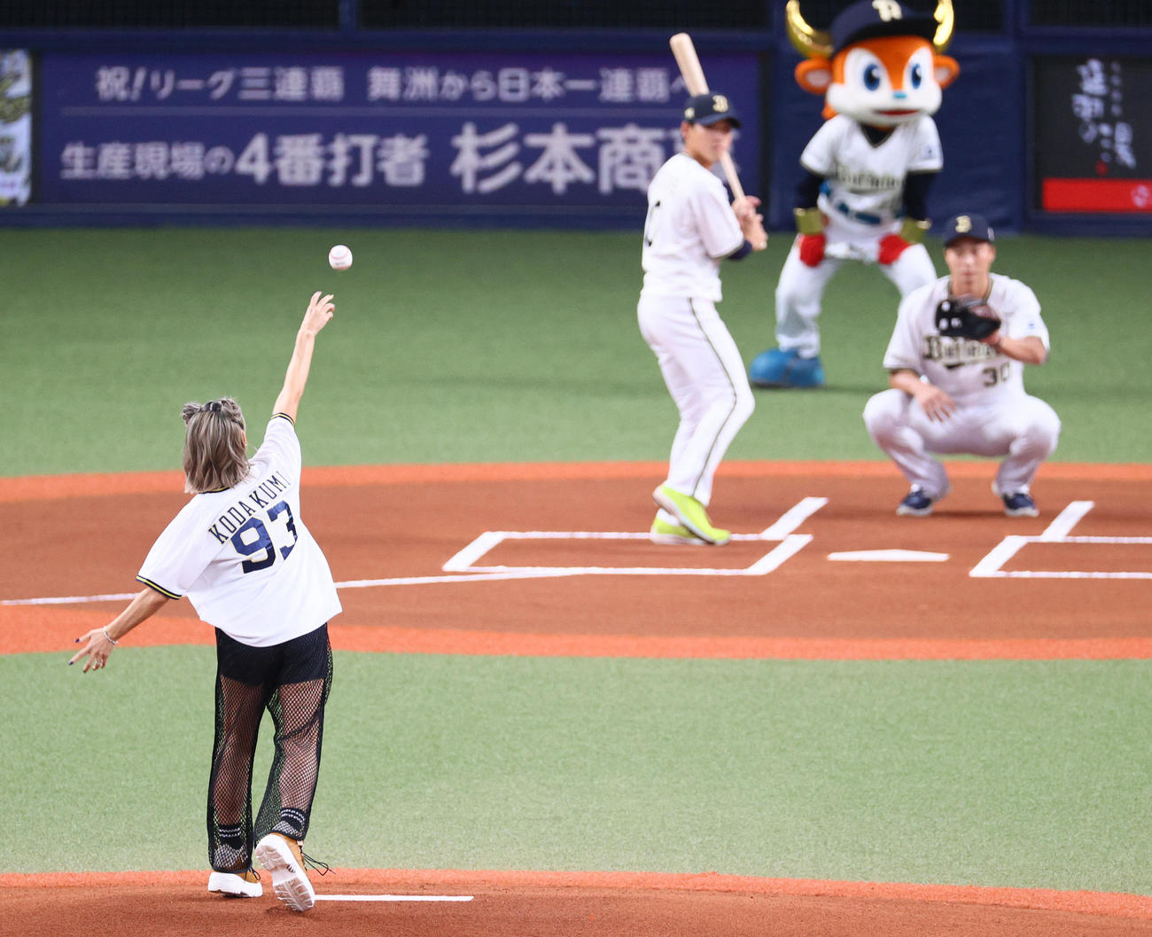 オリックス対日本ハム　試合前、特別始球式で投球する倖田來未（撮影・上山淳一）