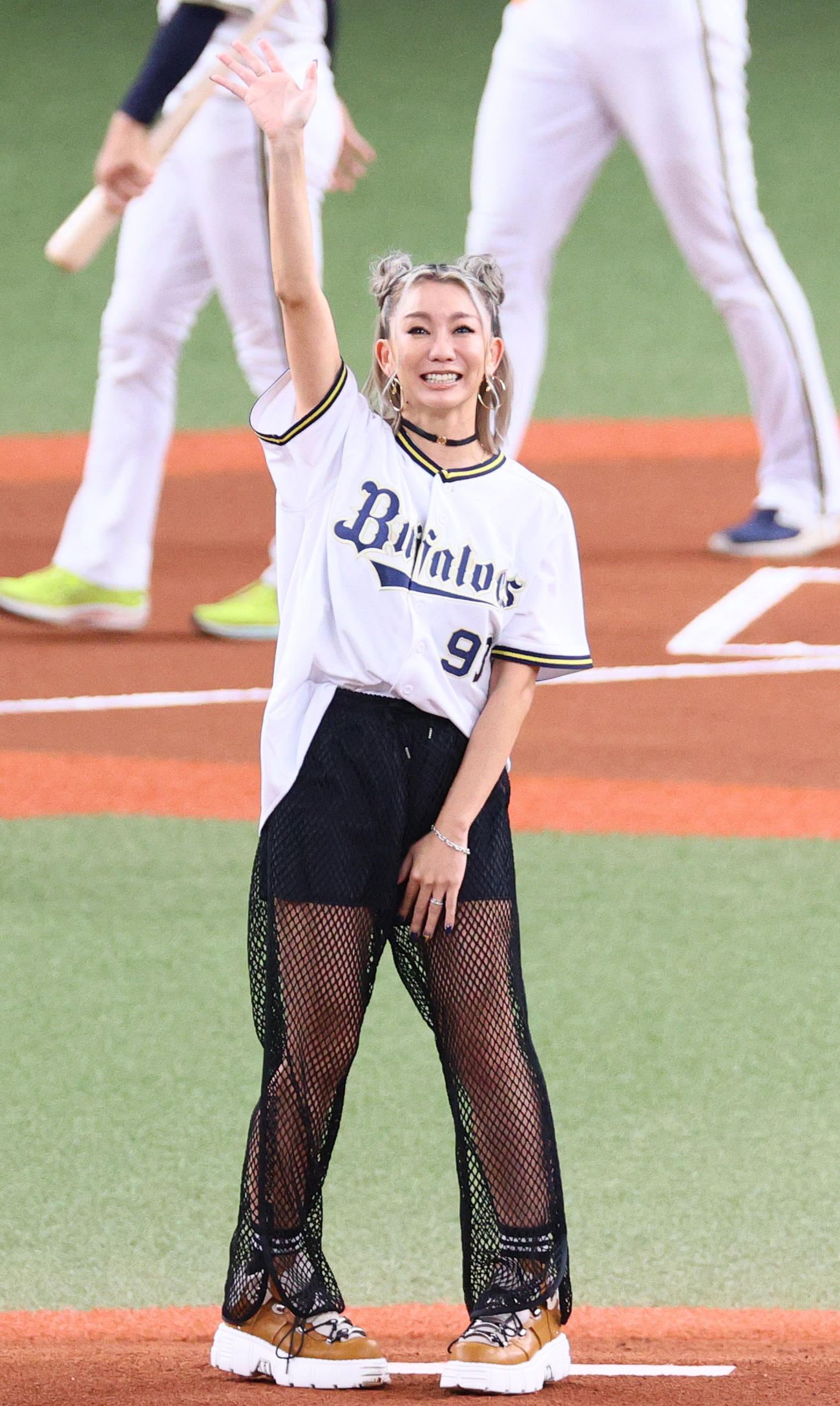 オリックス対日本ハム　特別始球式を終え笑顔を見せる倖田來未（撮影・上山淳一）