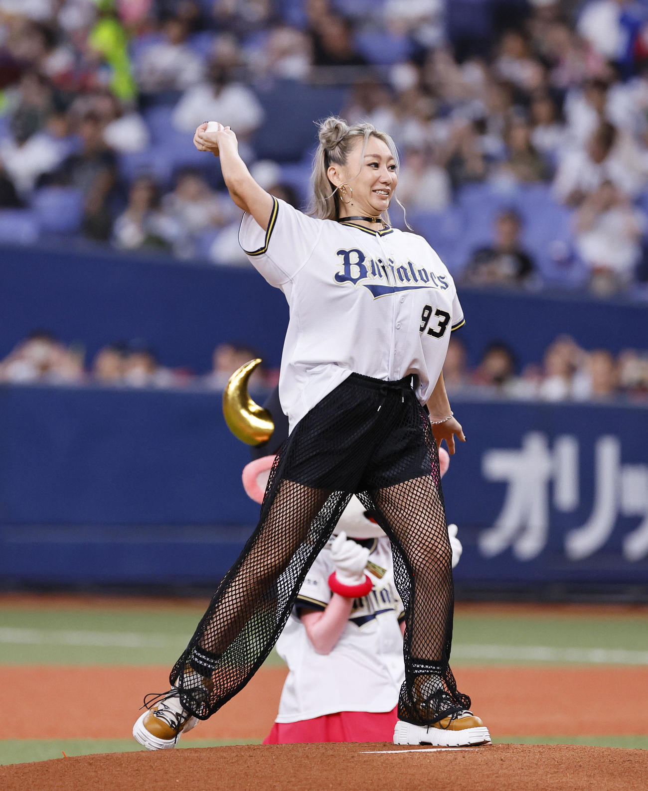 オリックス対日本ハム　始球式を務めた歌手の倖田来未（撮影・藤尾明華）