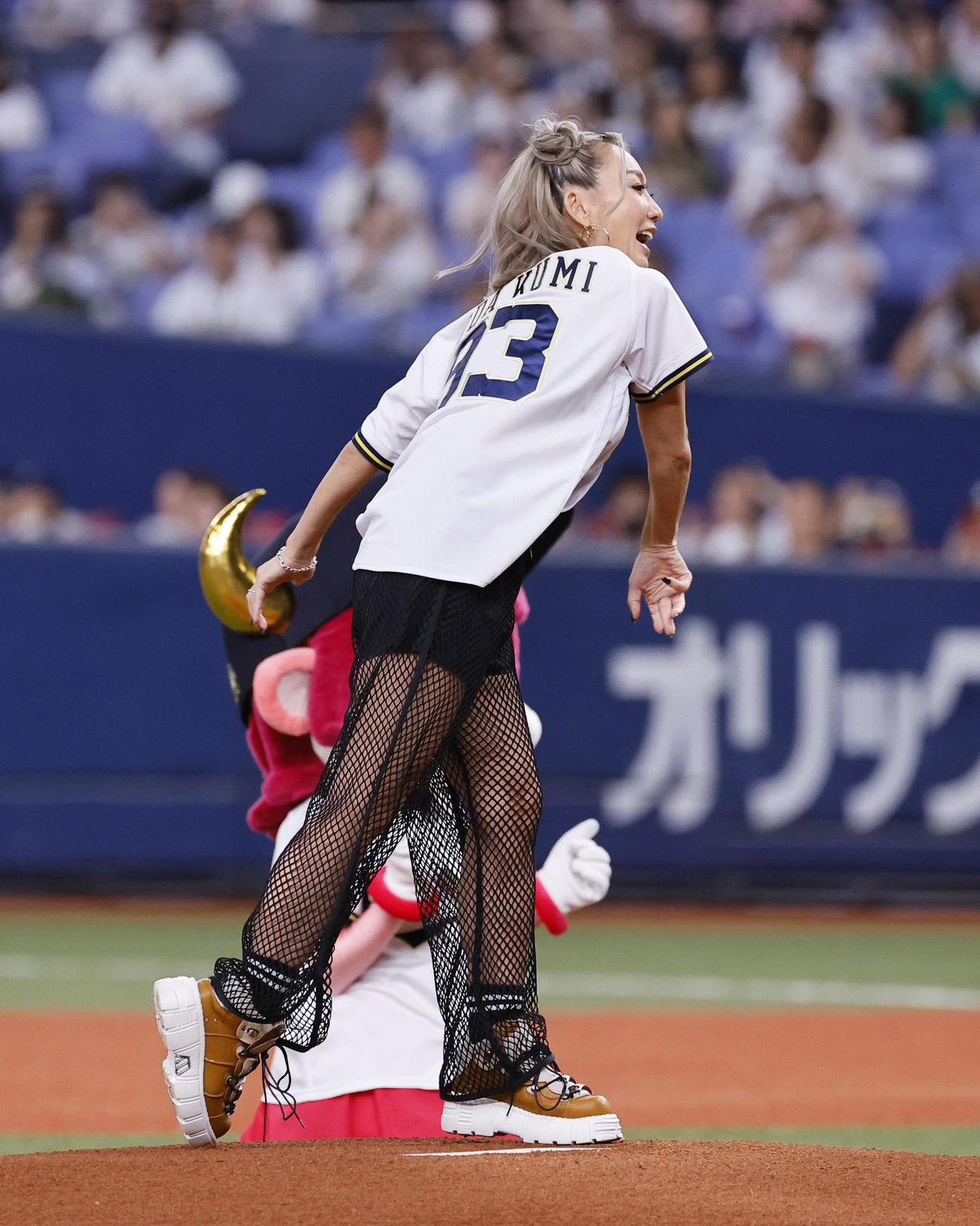 オリックス対日本ハム　始球式を務めた歌手の倖田来未（撮影・藤尾明華）