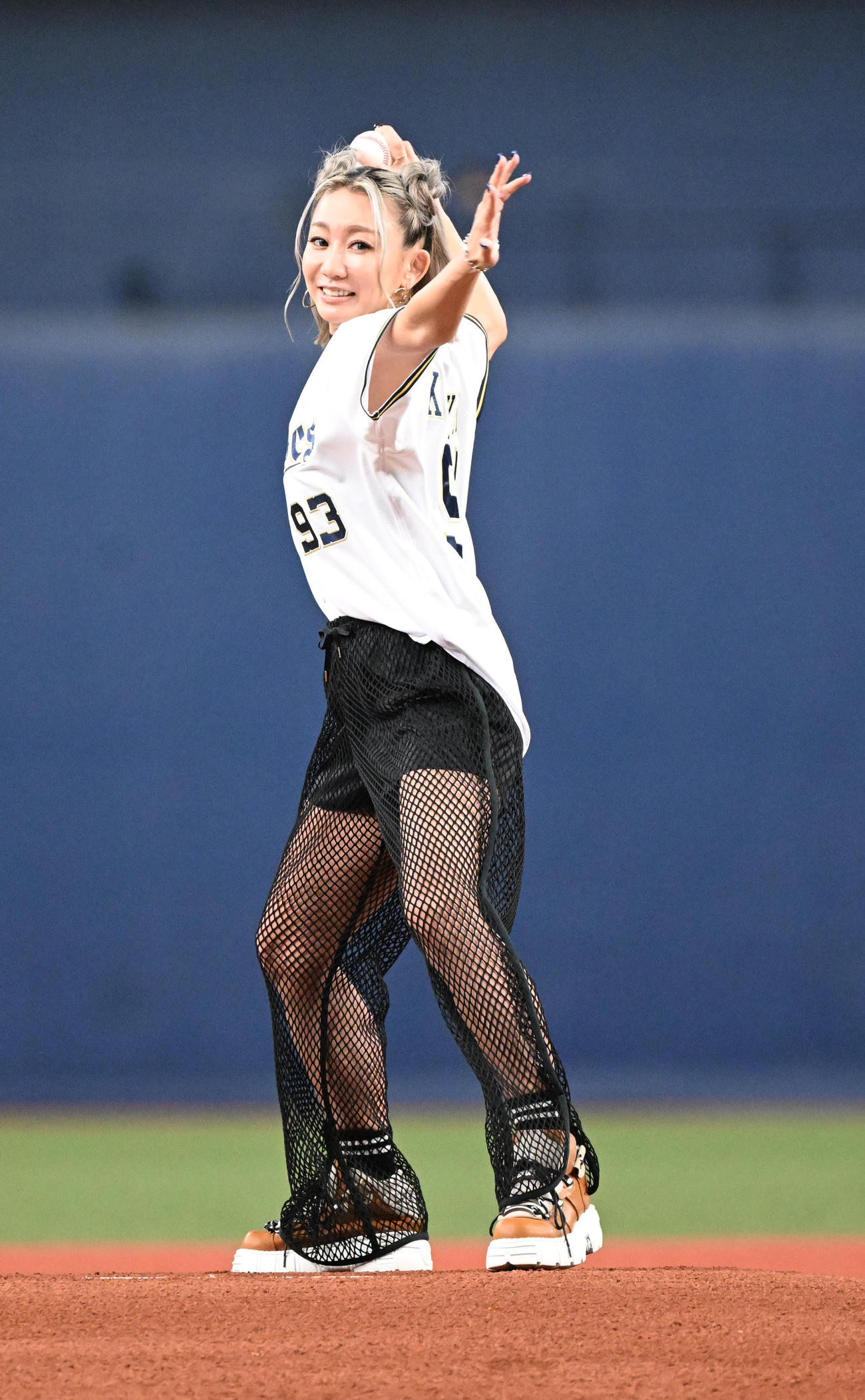 オリックス対日本ハム　特別始球式を務める倖田來未（撮影・和賀正仁）