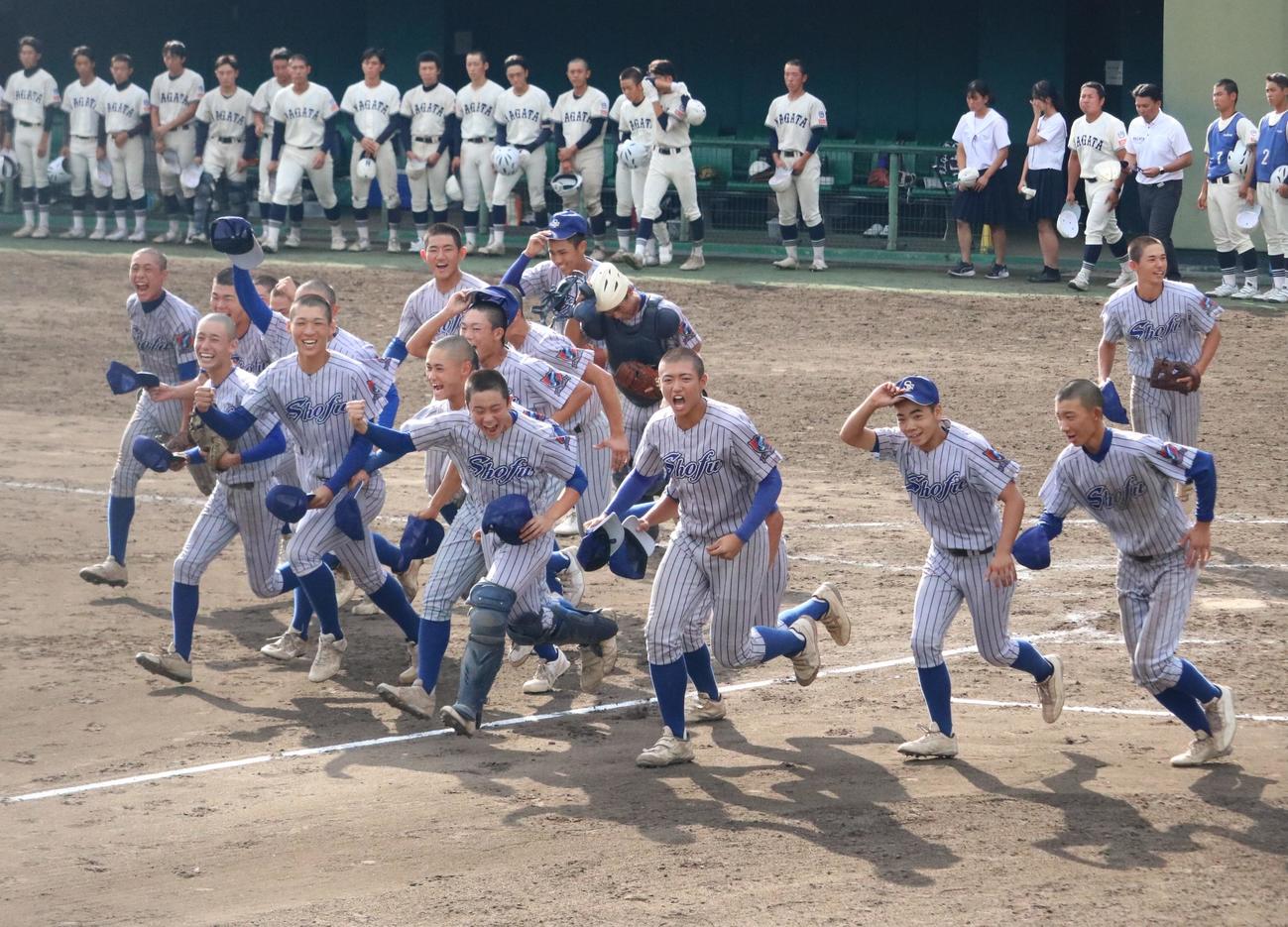 兵庫大会決勝進出を決めた須磨翔風ナイン