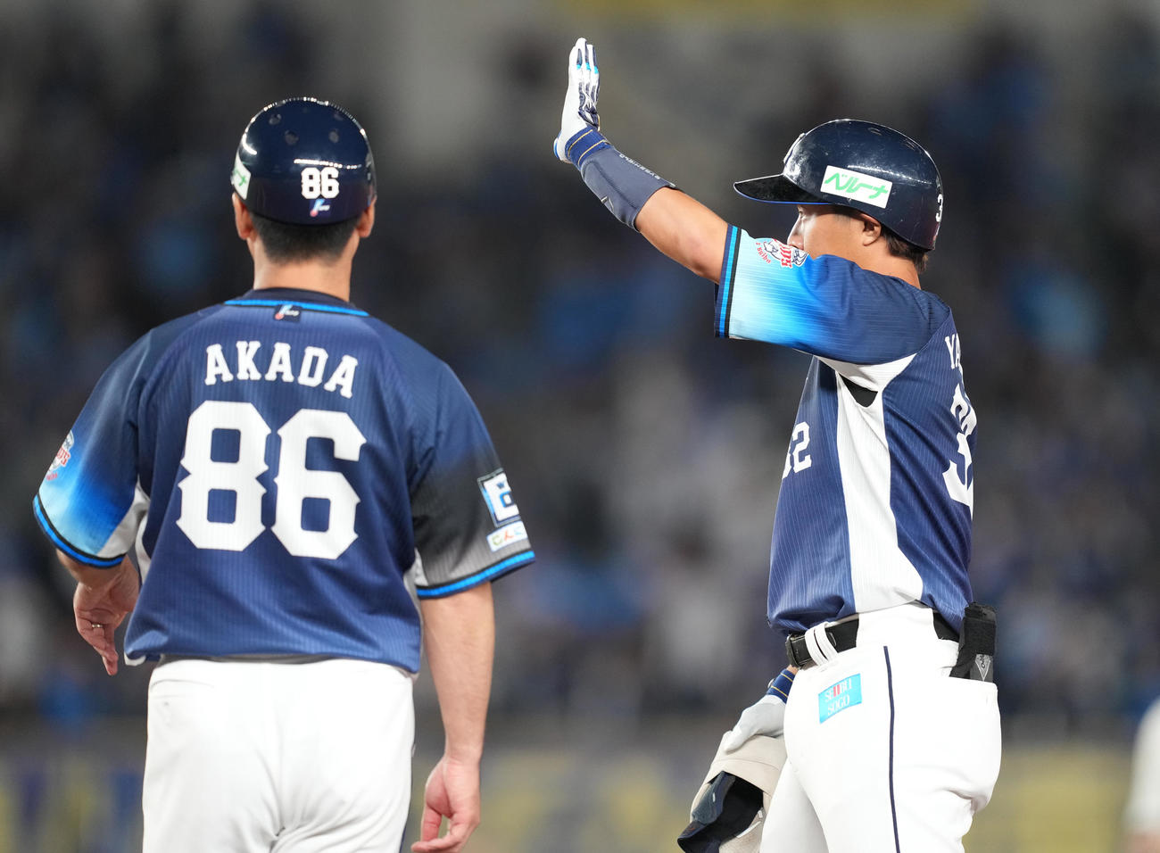 ロッテ対西武　7回表西武無死、プロ初安打の中前打を放った山村はベンチに向かって手をあげる（撮影・鈴木みどり）