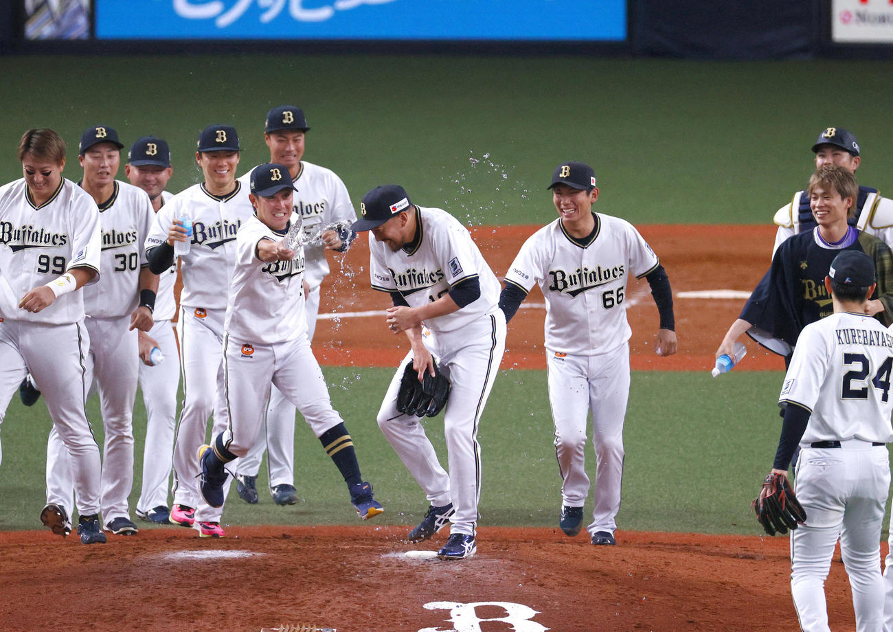 オリックス対日本ハム　オリックス平野佳（手前）は日米通算250セーブを記録し、手荒い祝福を受ける（撮影・上山淳一）