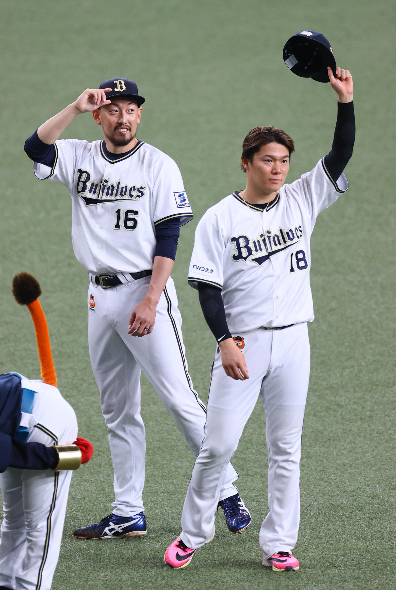 オリックス対日本ハム　日本ハムに勝利し、歓声に応えるオリックス山本（右）とオリックス平野佳（撮影・上山淳一）