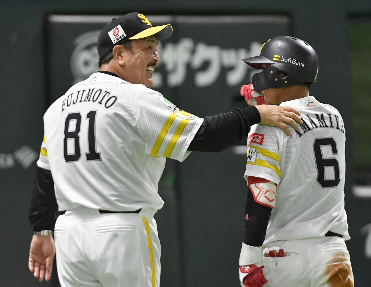ソフトバンク対楽天　7回裏ソフトバンク2死一、三塁、今宮（右）が放った打球に楽天石井監督がリクエストし、判定中に笑顔で話すソフトバンク藤本監督（撮影・岩下翔太）