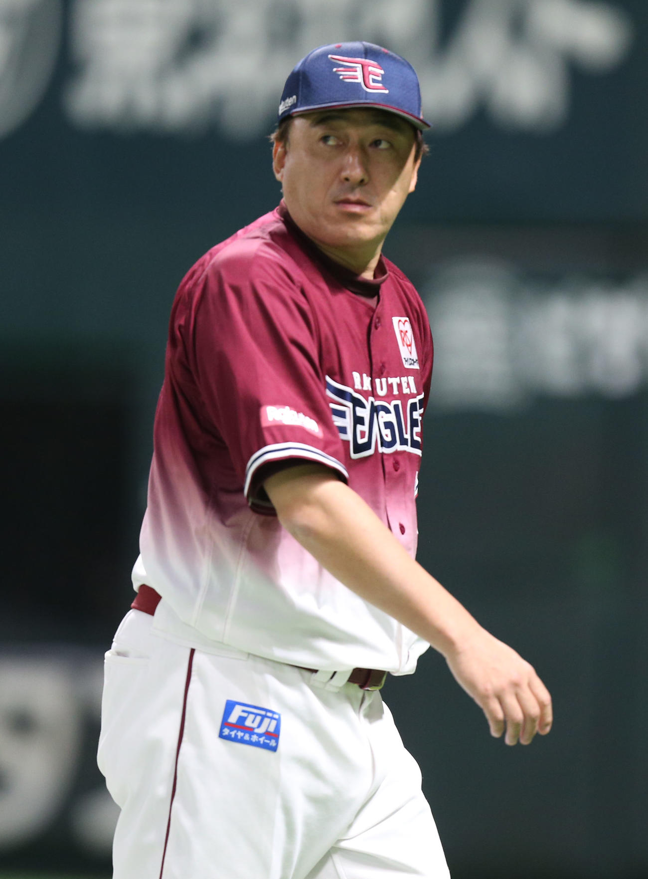 ソフトバンク対楽天　6回途中に投手交代を告げベンチへ引き揚げる石井監督（撮影・冨田成美）