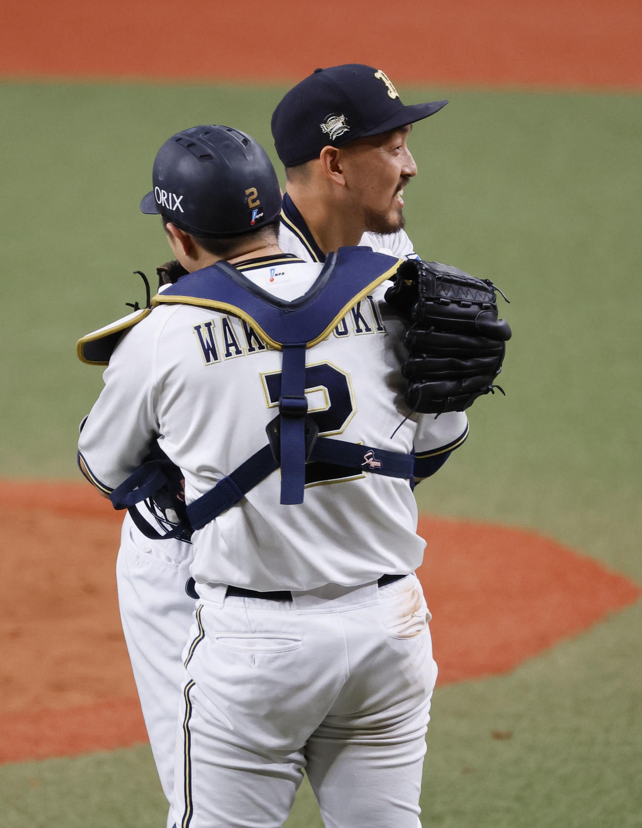 オリックス対日本ハム　日米通算250セーブを飾り、若月と抱き合うオリックス平野佳（撮影・藤尾明華）