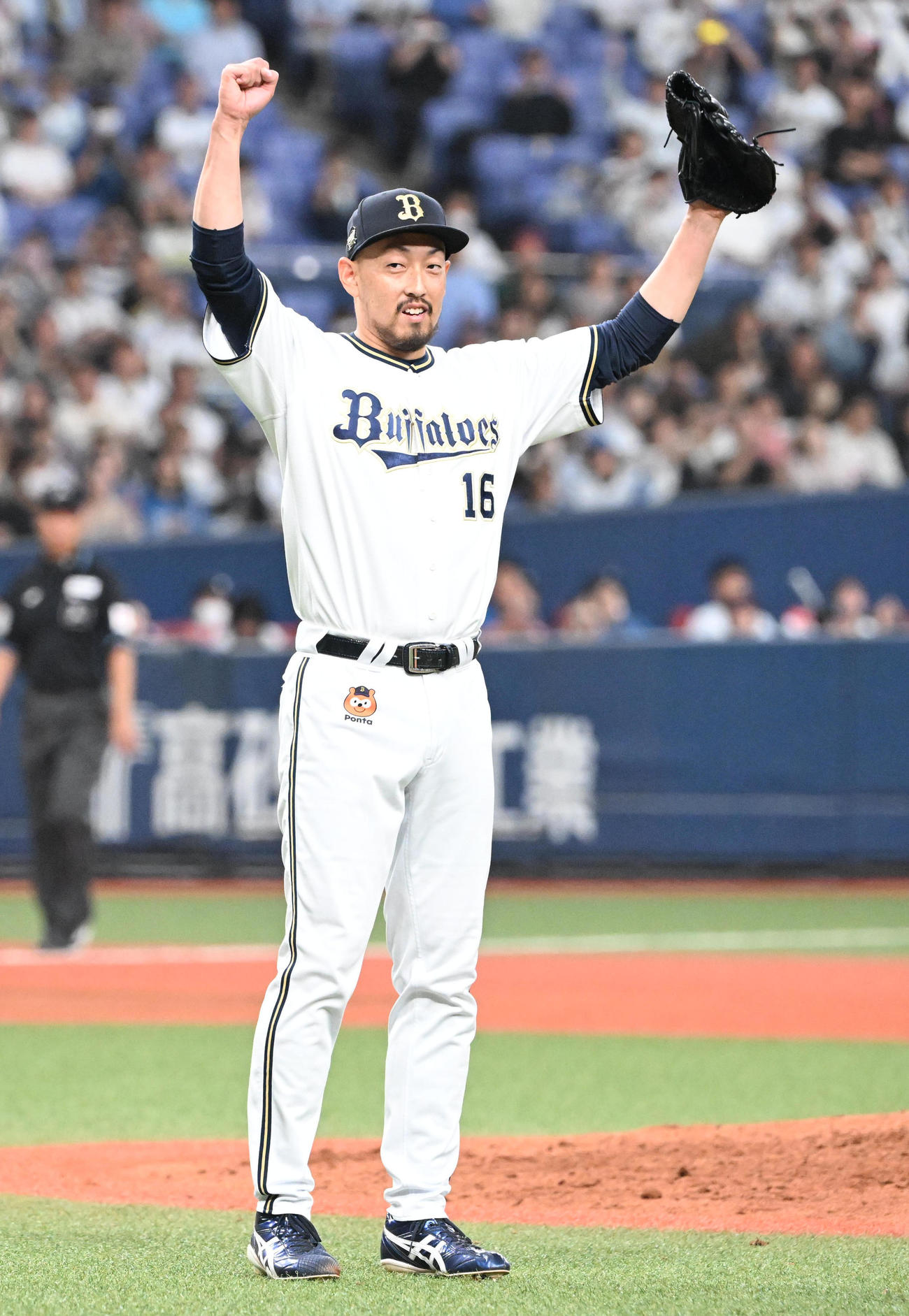 オリックス対日本ハム　日米通算250Sを達成しバンザイするオリックス平野佳（撮影・和賀正仁）
